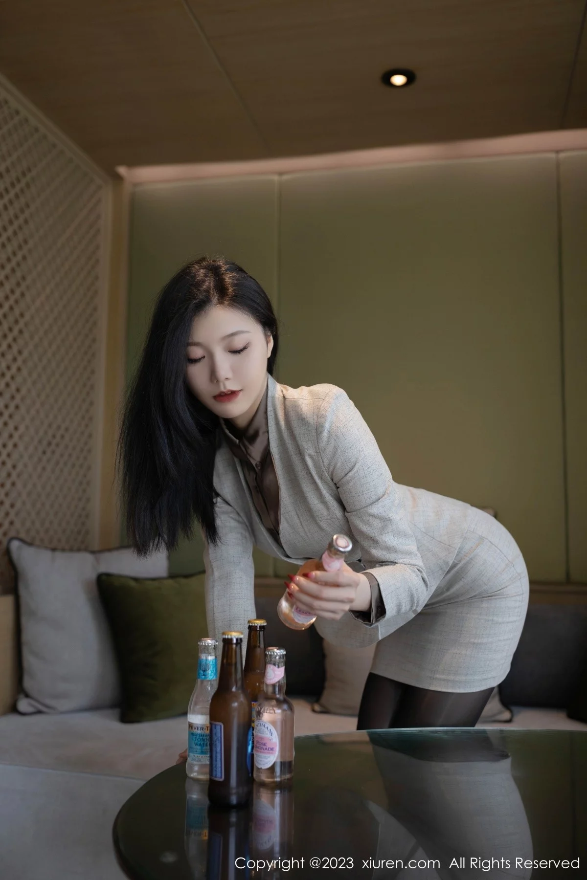 XiuRen第6951期_模特安然anran灰色职业Ol装露红色蕾丝内衣秀曼妙身姿诱惑写真79P