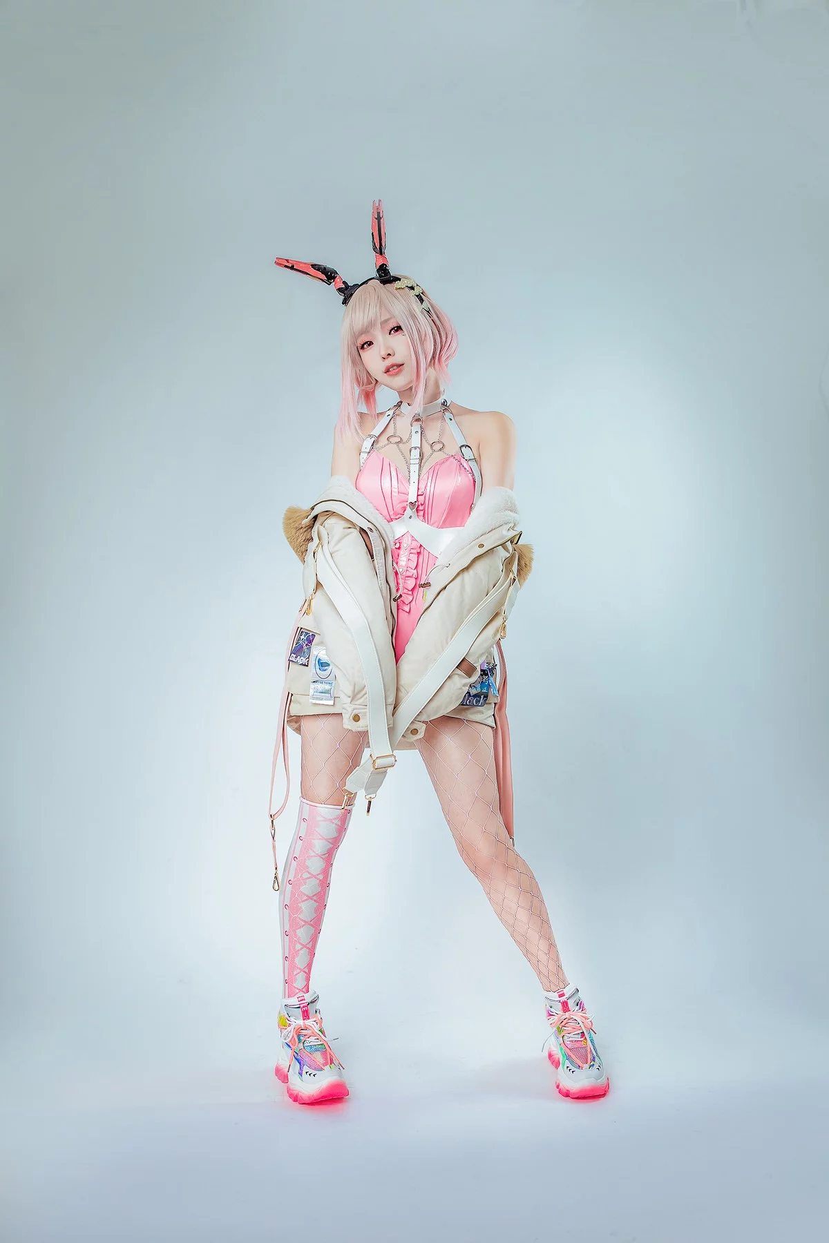 Coser妹子Ely_eee卯兎主题性感兔女郎装扮黑丝网袜+白丝网袜秀翘臀美腿诱惑写真91P