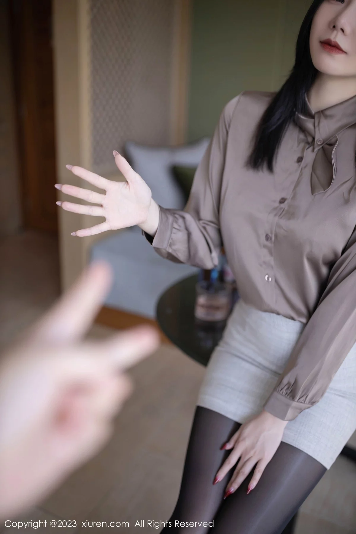 XiuRen第6951期_模特安然anran灰色职业Ol装露红色蕾丝内衣秀曼妙身姿诱惑写真79P