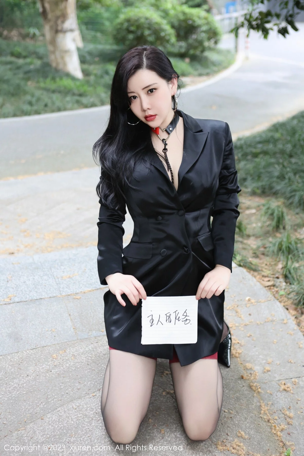 XiuRen第6950期_模特王婉悠Queen户外脱黑色外衣露情趣服秀豪乳遮点诱惑写真83P