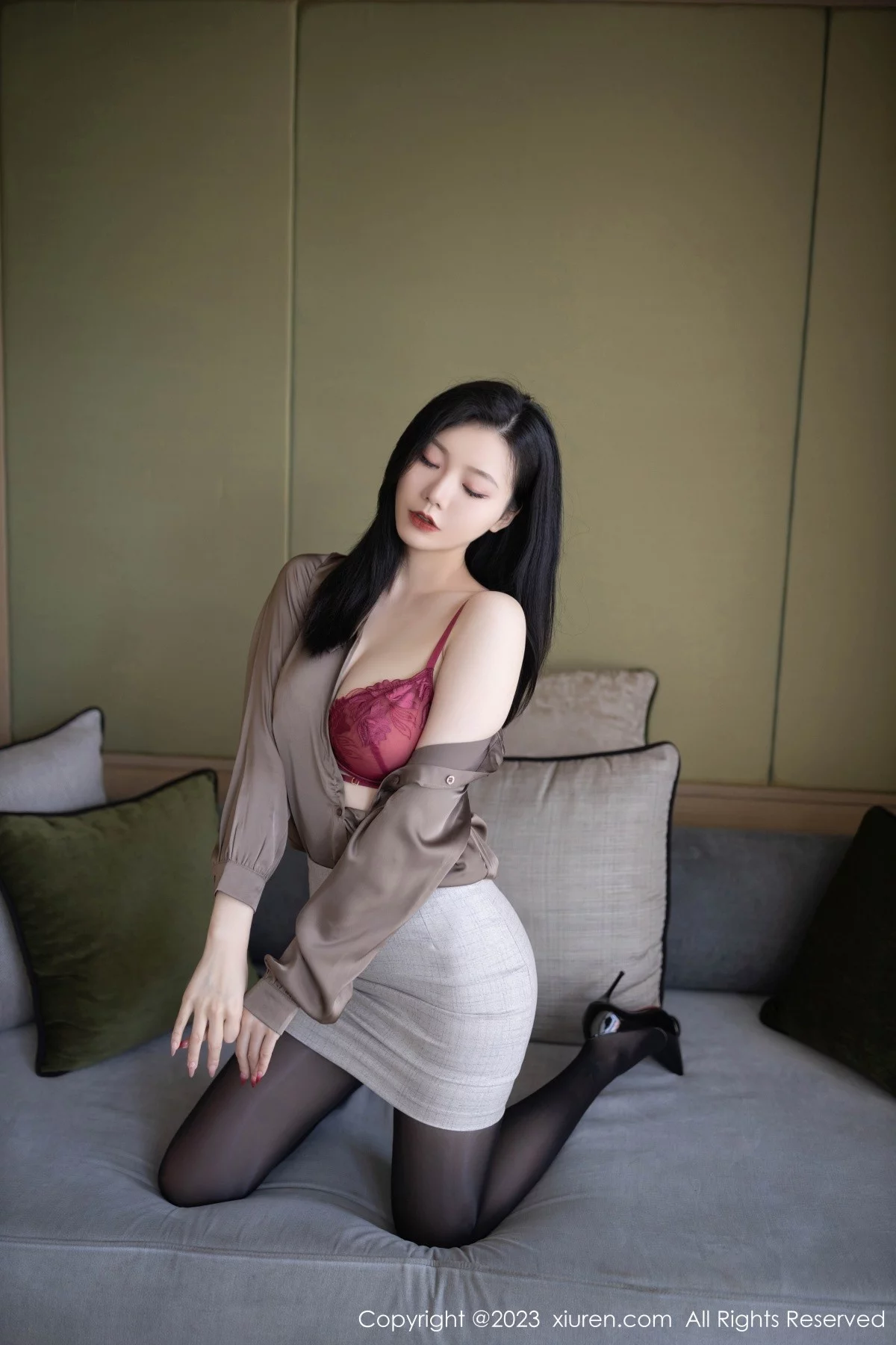 XiuRen第6951期_模特安然anran灰色职业Ol装露红色蕾丝内衣秀曼妙身姿诱惑写真79P