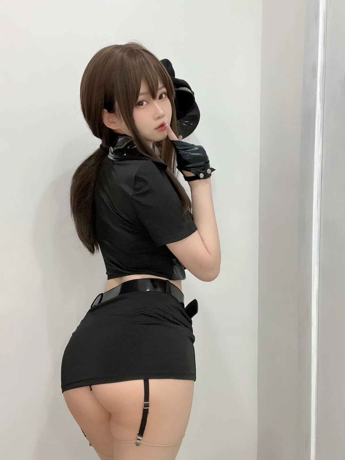 蜜桃少女是依酱呀女警主题性感黑色低胸制服配肉丝吊袜秀丰满身材诱惑写真30P