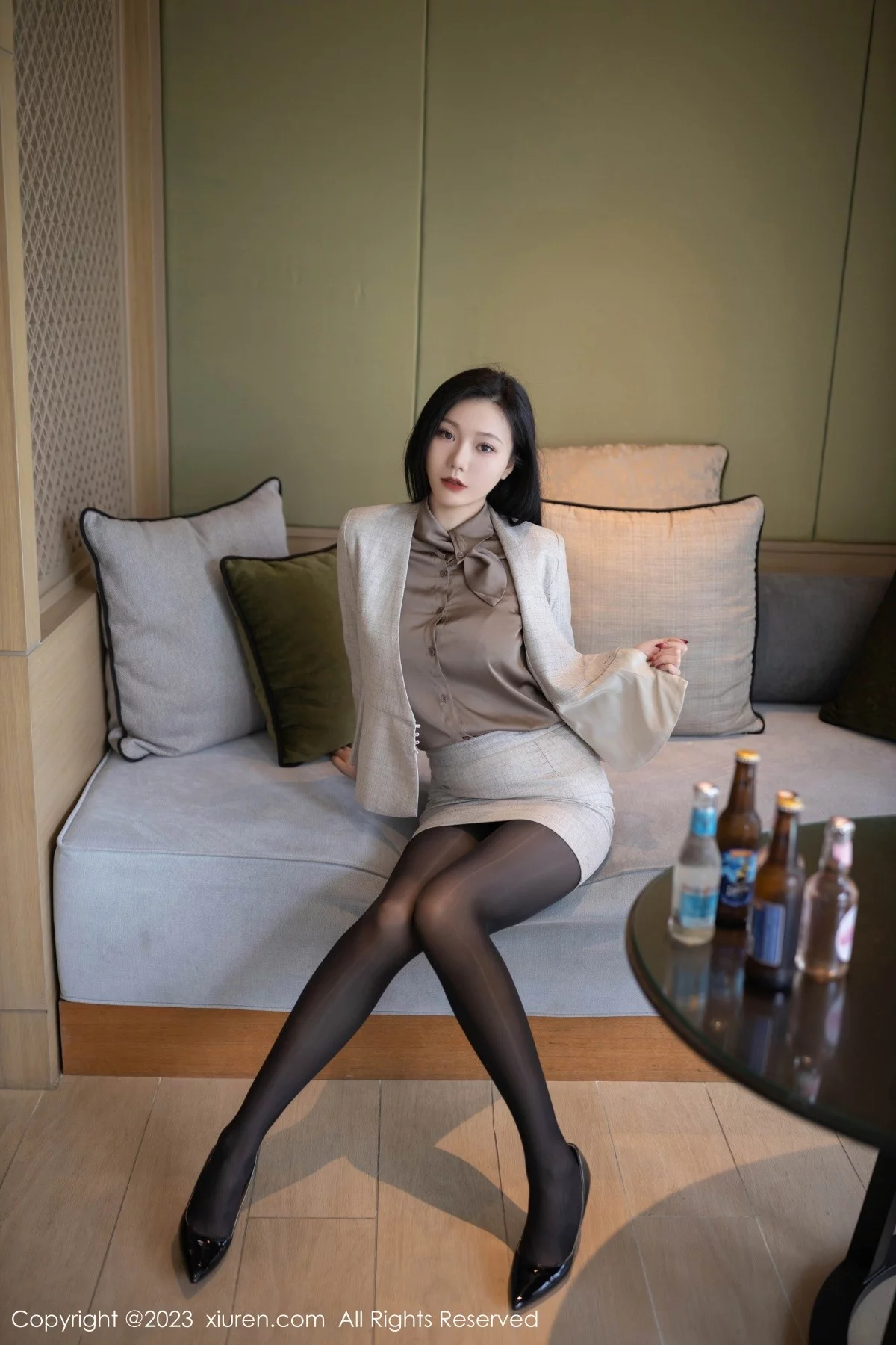 XiuRen第6951期_模特安然anran灰色职业Ol装露红色蕾丝内衣秀曼妙身姿诱惑写真79P