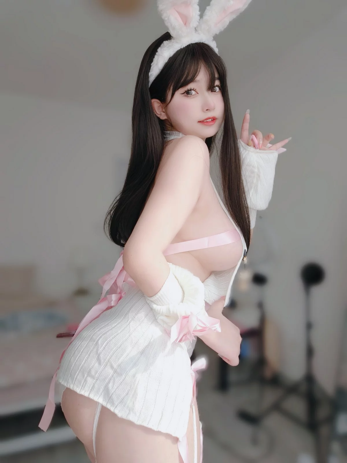Coser妹子女主K白丝兔女郎主题性感白色情趣服饰配白丝吊袜秀完美身材诱惑写真102P