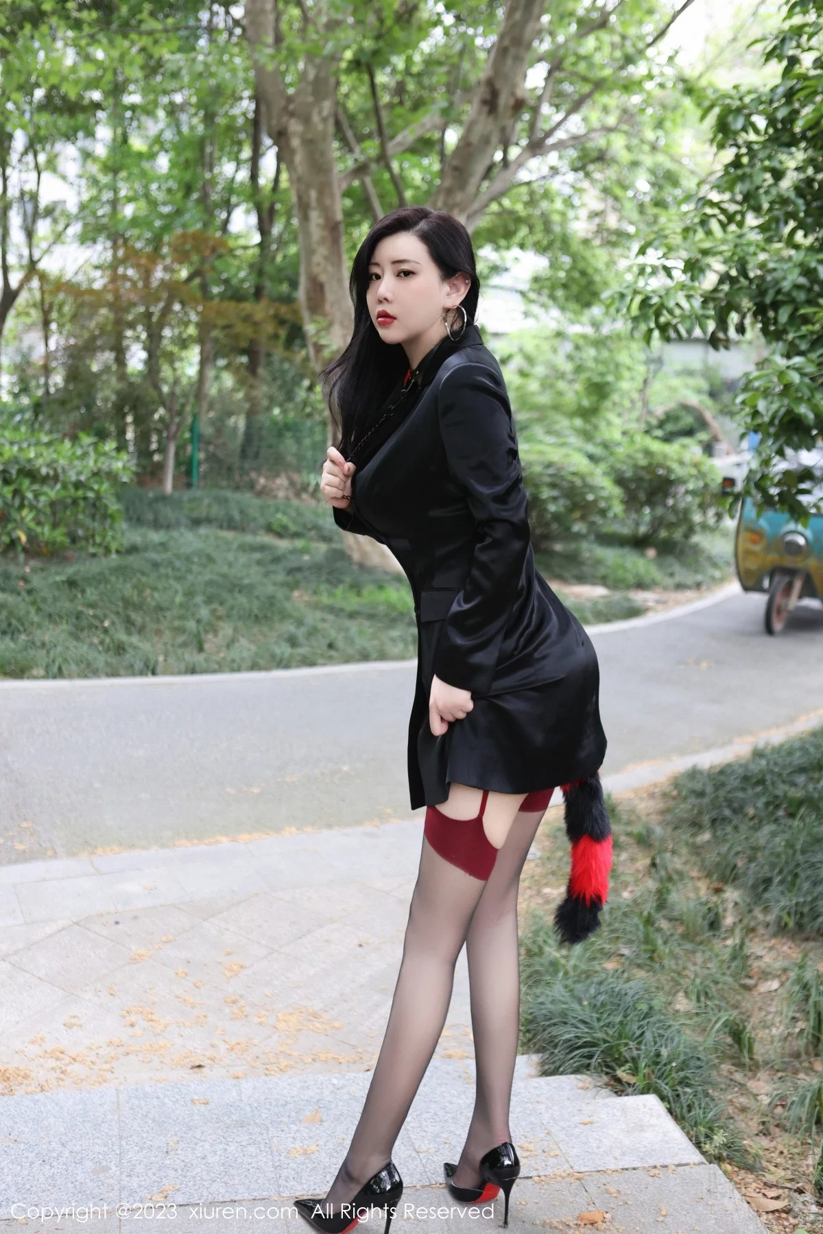 XiuRen第6950期_模特王婉悠Queen户外脱黑色外衣露情趣服秀豪乳遮点诱惑写真83P