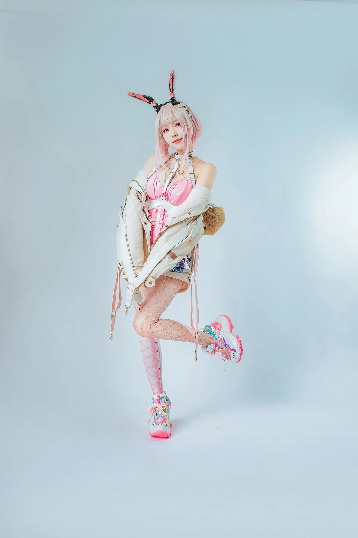 Coser妹子Ely_eee卯兎主题性感兔女郎装扮黑丝网袜+白丝网袜秀翘臀美腿诱惑写真91P