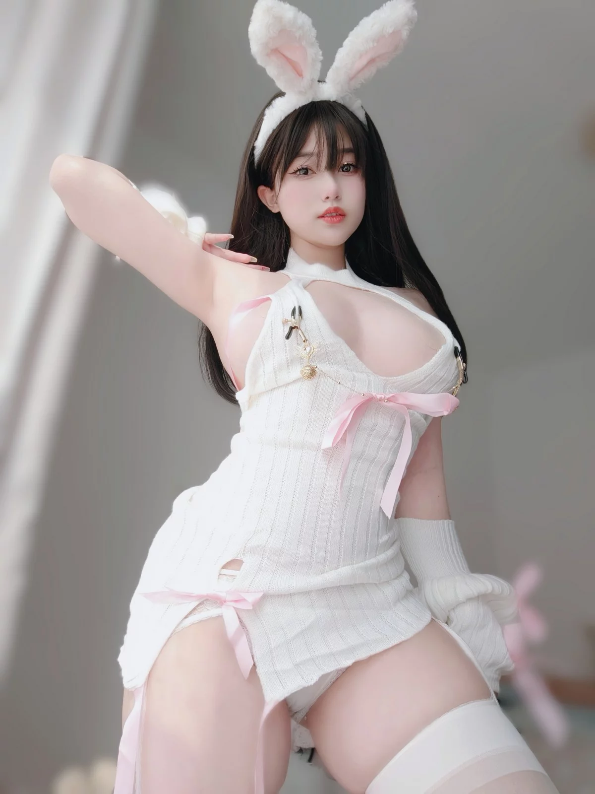 Coser妹子女主K白丝兔女郎主题性感白色情趣服饰配白丝吊袜秀完美身材诱惑写真102P