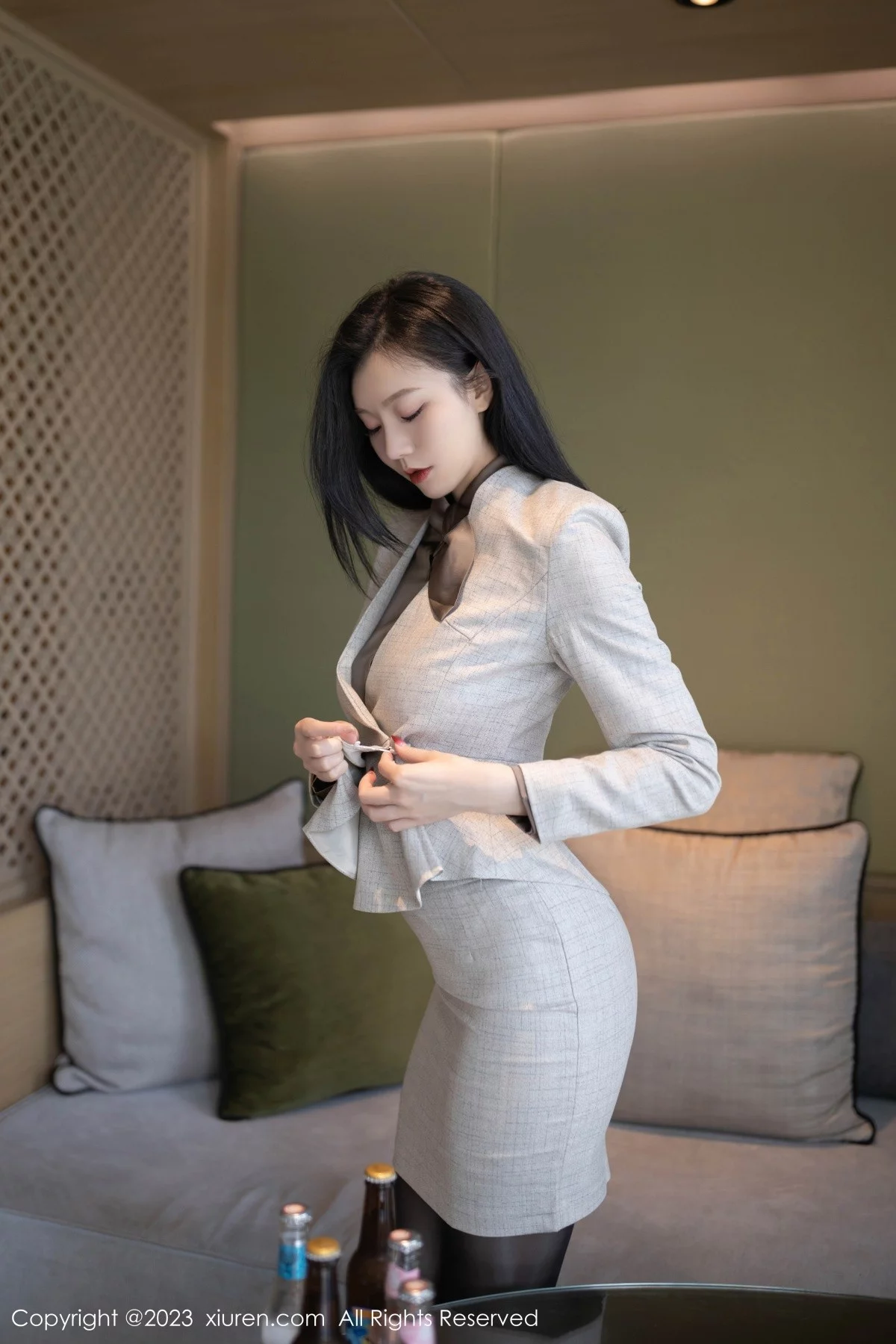XiuRen第6951期_模特安然anran灰色职业Ol装露红色蕾丝内衣秀曼妙身姿诱惑写真79P