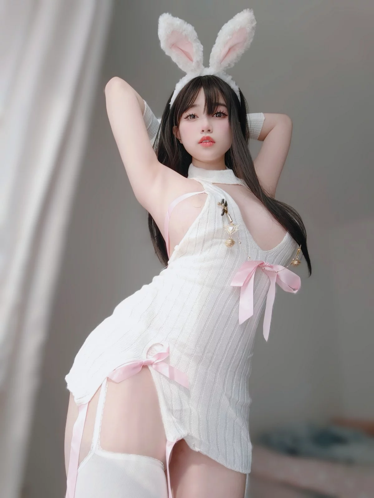 Coser妹子女主K白丝兔女郎主题性感白色情趣服饰配白丝吊袜秀完美身材诱惑写真102P