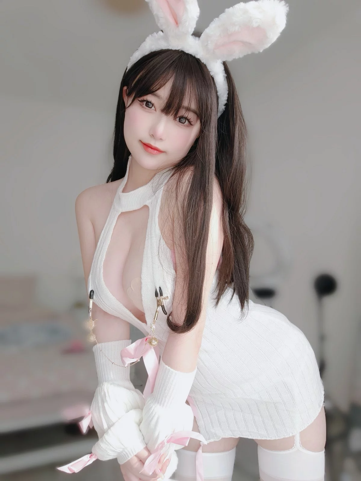 Coser妹子女主K白丝兔女郎主题性感白色情趣服饰配白丝吊袜秀完美身材诱惑写真102P