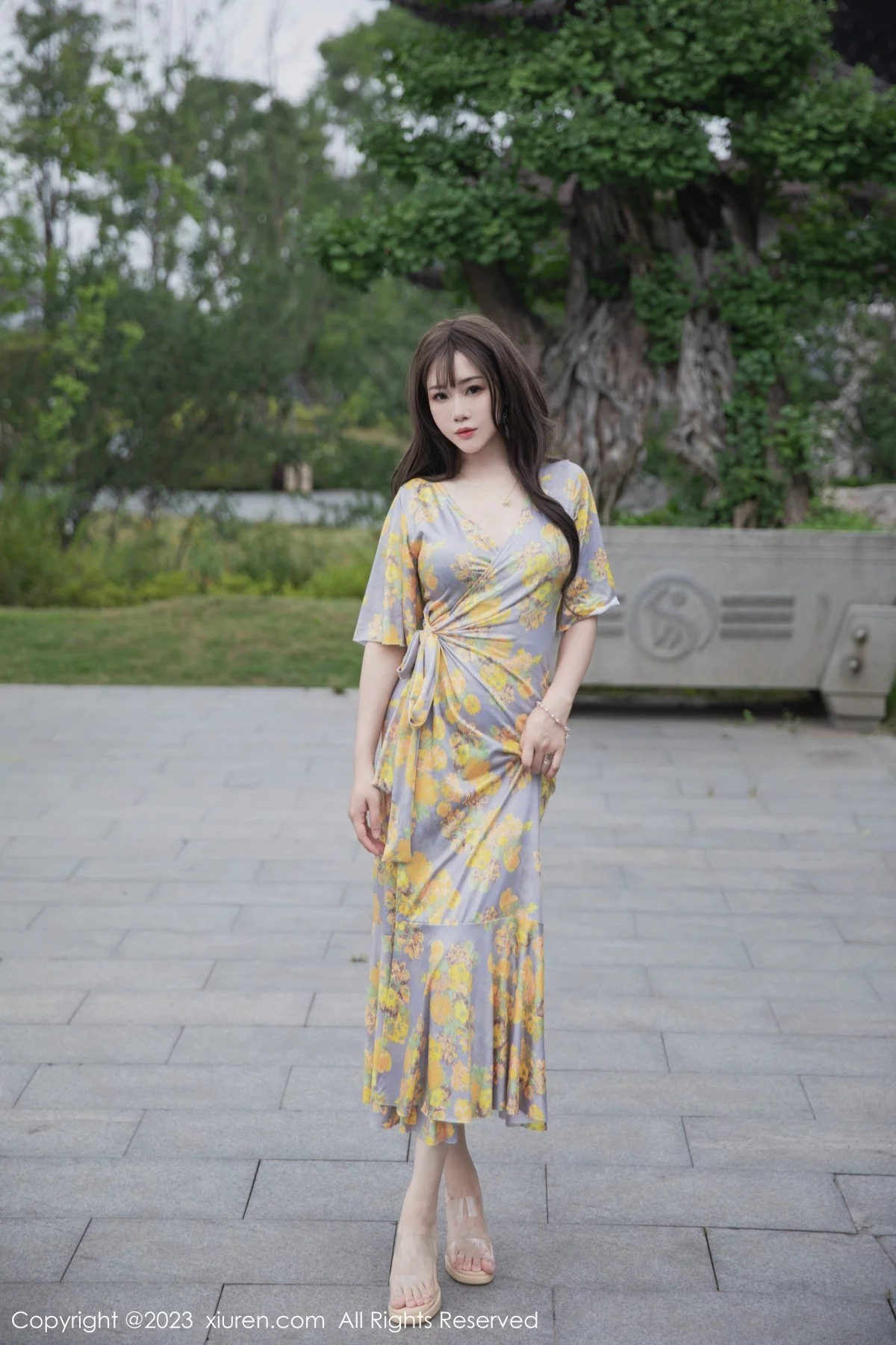 XiuRen第6949期_模特严利娅Yuliya性感黄灰色睡裙半撩秀翘臀美腿惹火诱惑写真84P