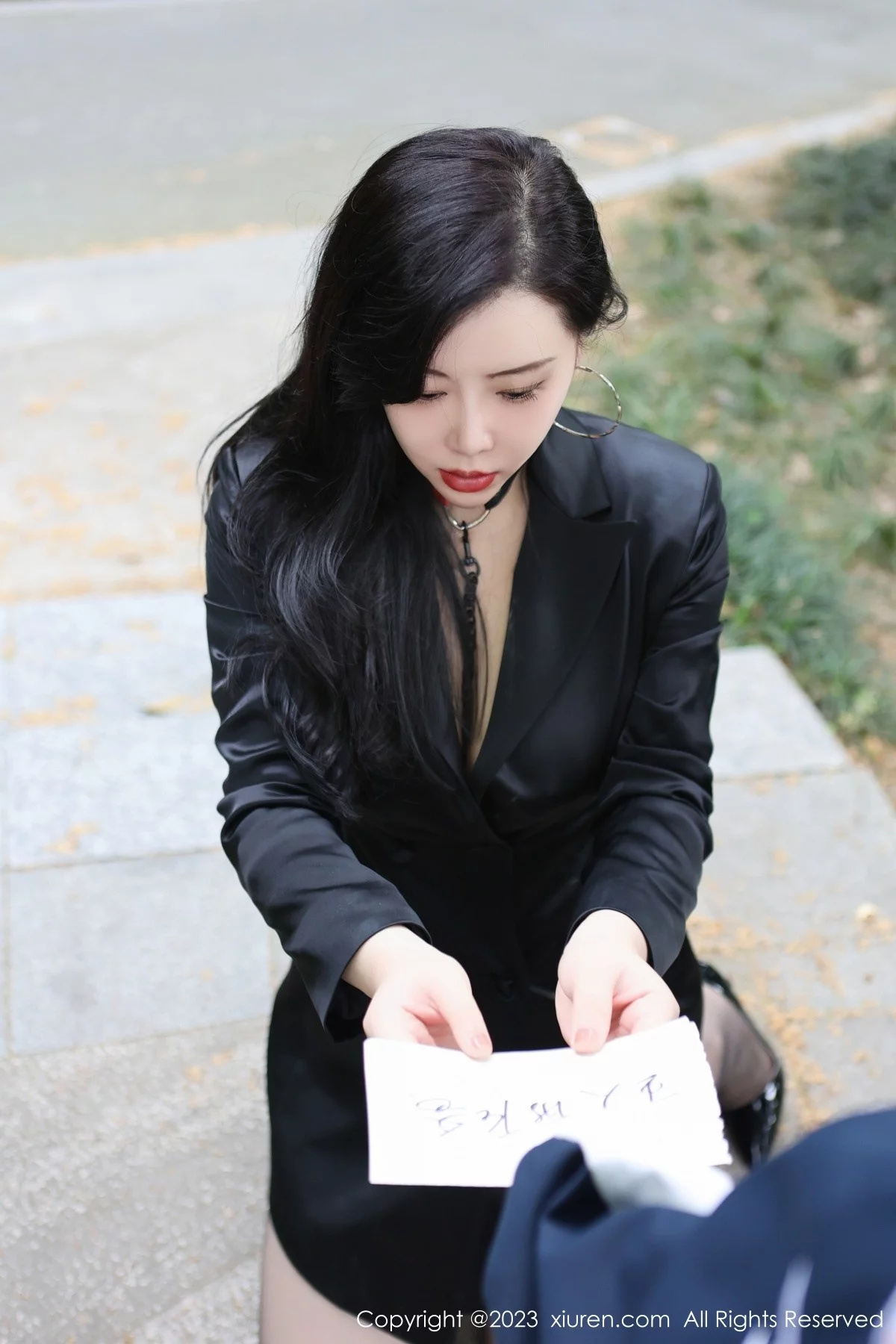 XiuRen第6950期_模特王婉悠Queen户外脱黑色外衣露情趣服秀豪乳遮点诱惑写真83P