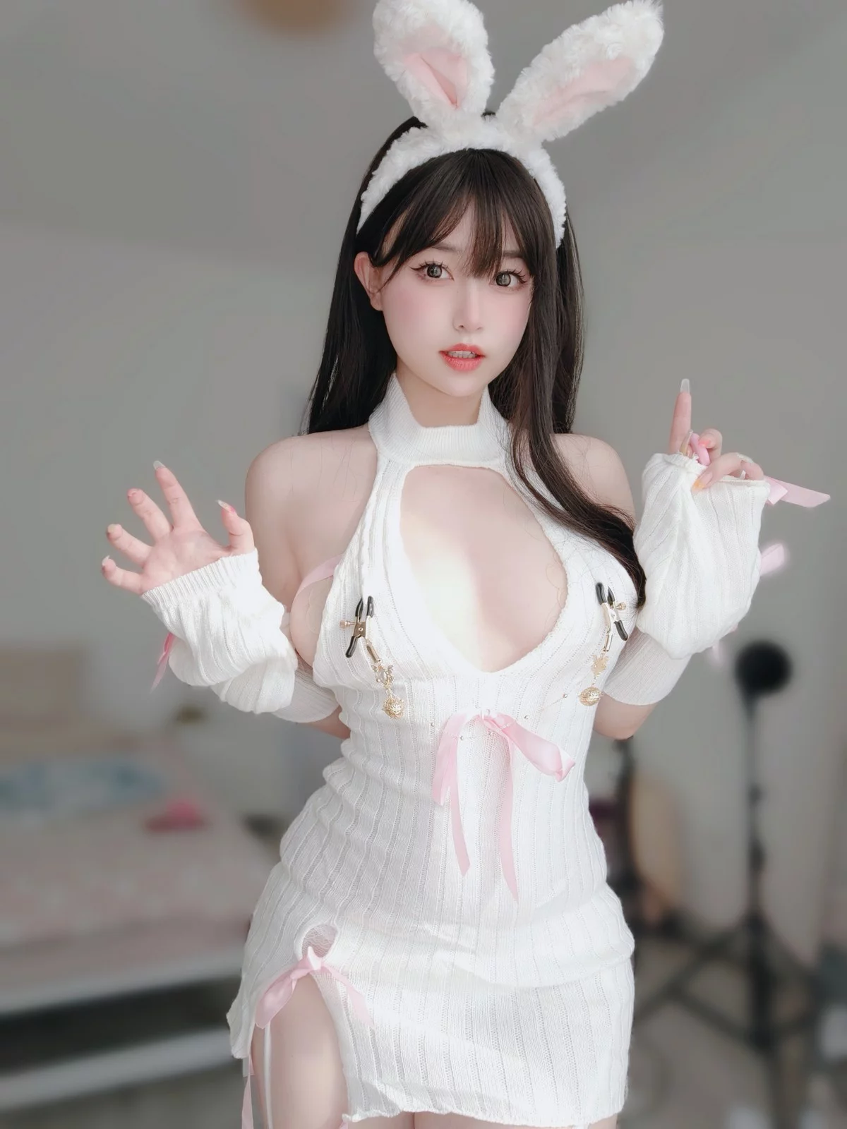 Coser妹子女主K白丝兔女郎主题性感白色情趣服饰配白丝吊袜秀完美身材诱惑写真102P