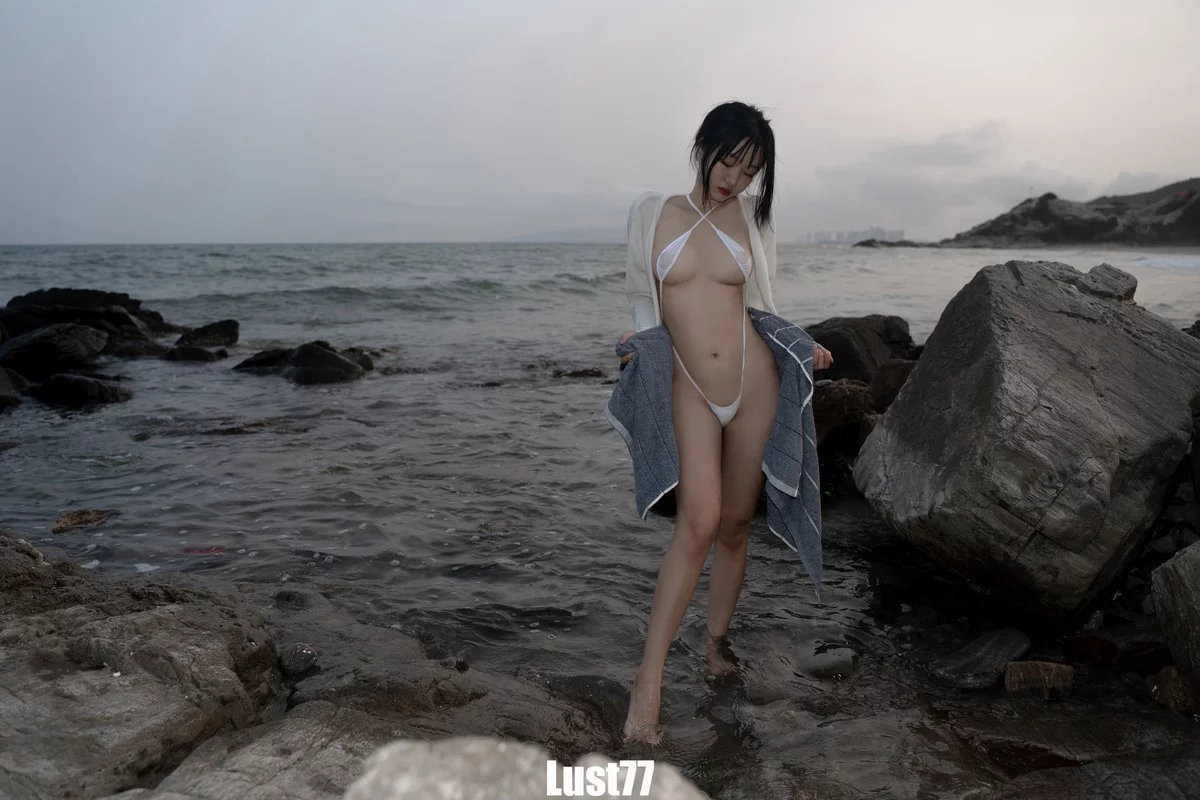 动漫博主柒柒要乖哦礁石海岸主题户外性感白色三点式比基尼秀惹火身材诱惑写真52P