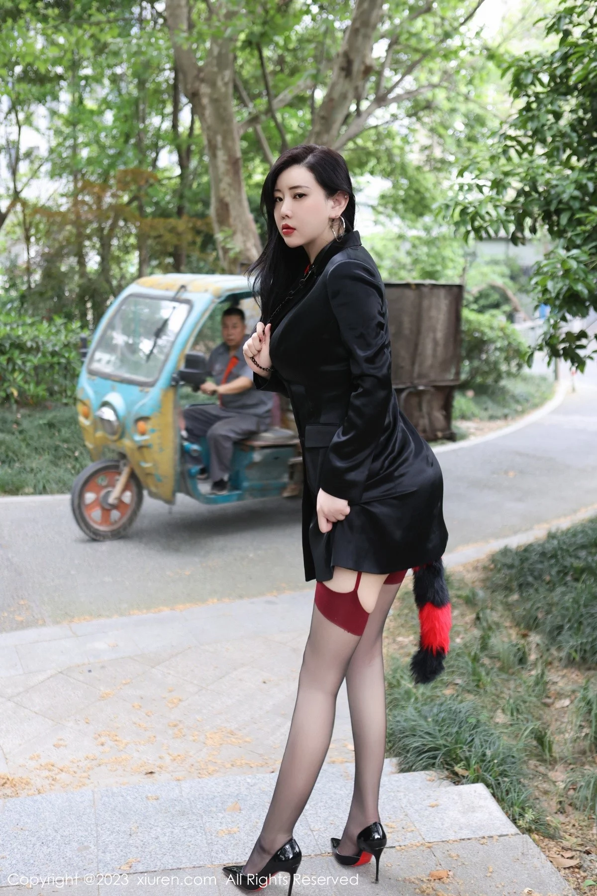 XiuRen第6950期_模特王婉悠Queen户外脱黑色外衣露情趣服秀豪乳遮点诱惑写真83P
