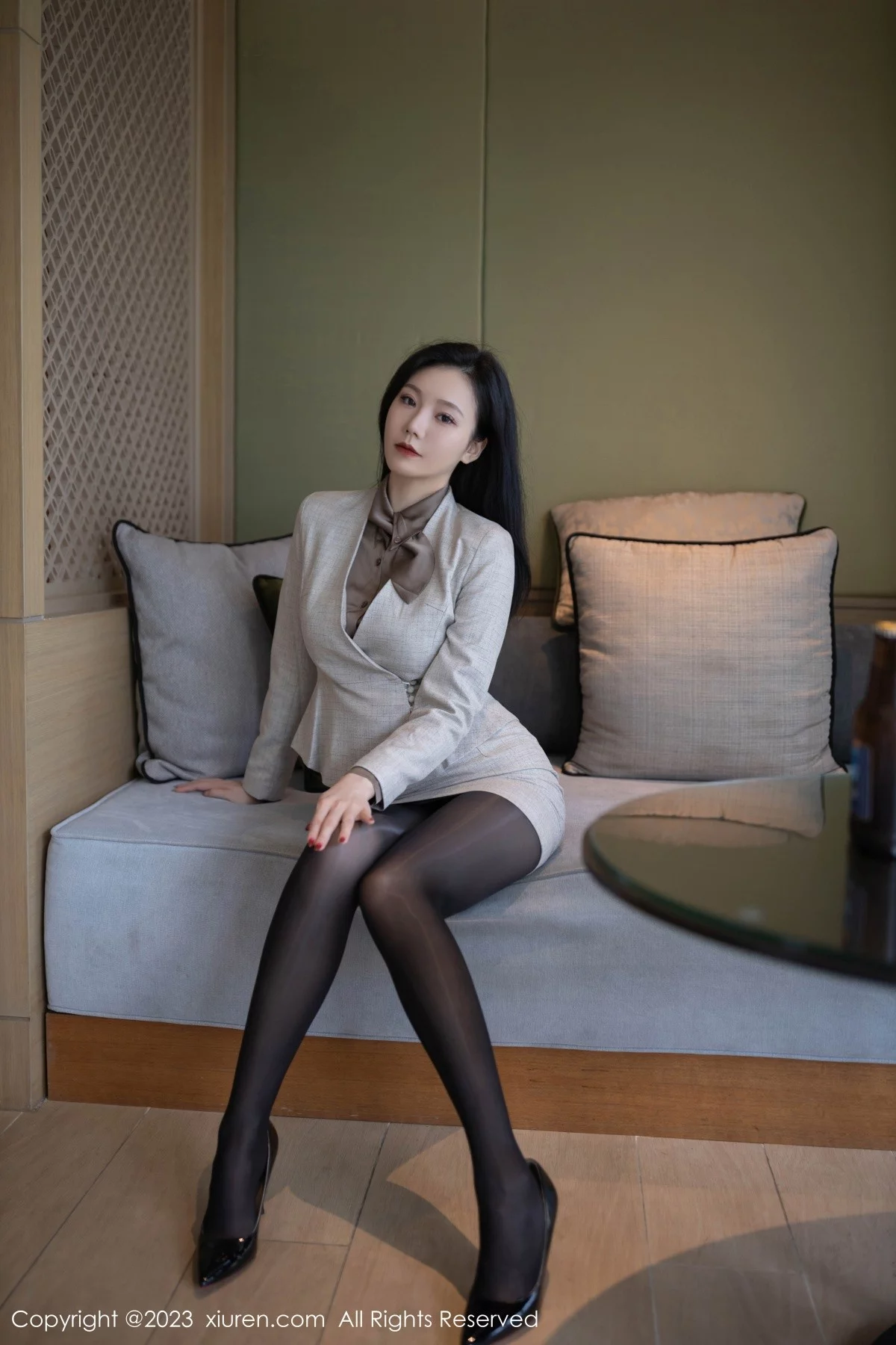 XiuRen第6951期_模特安然anran灰色职业Ol装露红色蕾丝内衣秀曼妙身姿诱惑写真79P