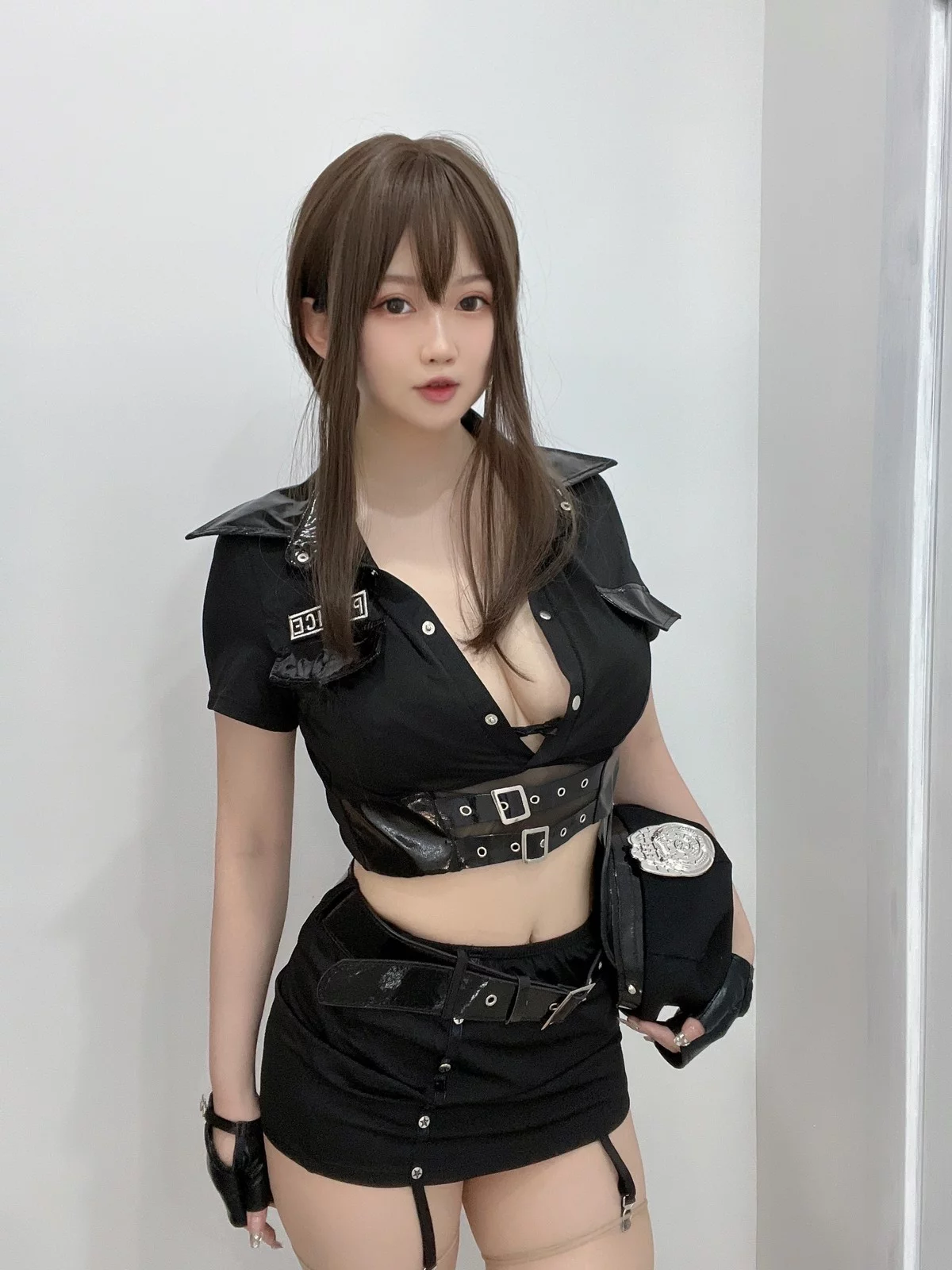 蜜桃少女是依酱呀女警主题性感黑色低胸制服配肉丝吊袜秀丰满身材诱惑写真30P