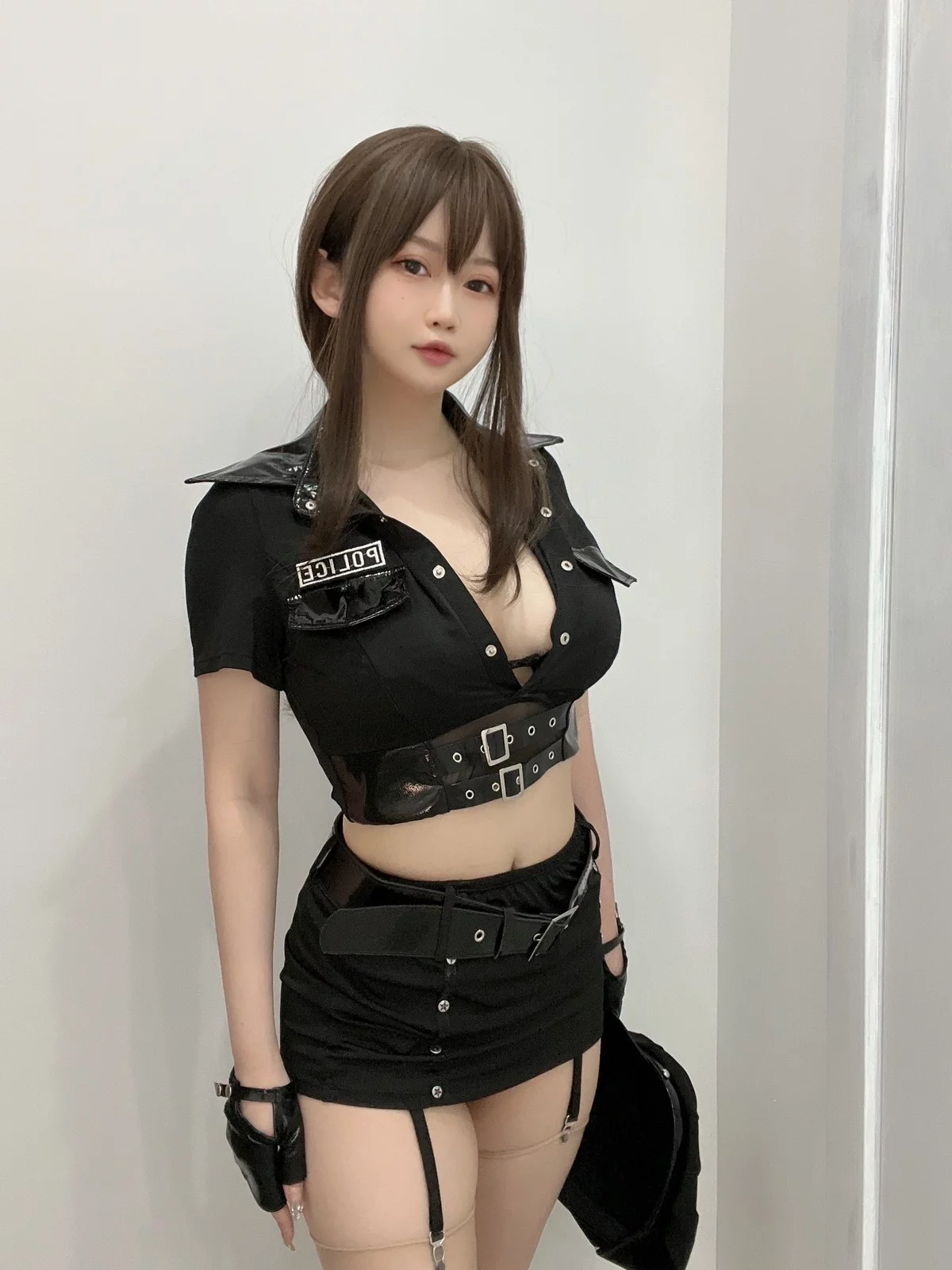 蜜桃少女是依酱呀女警主题性感黑色低胸制服配肉丝吊袜秀丰满身材诱惑写真30P