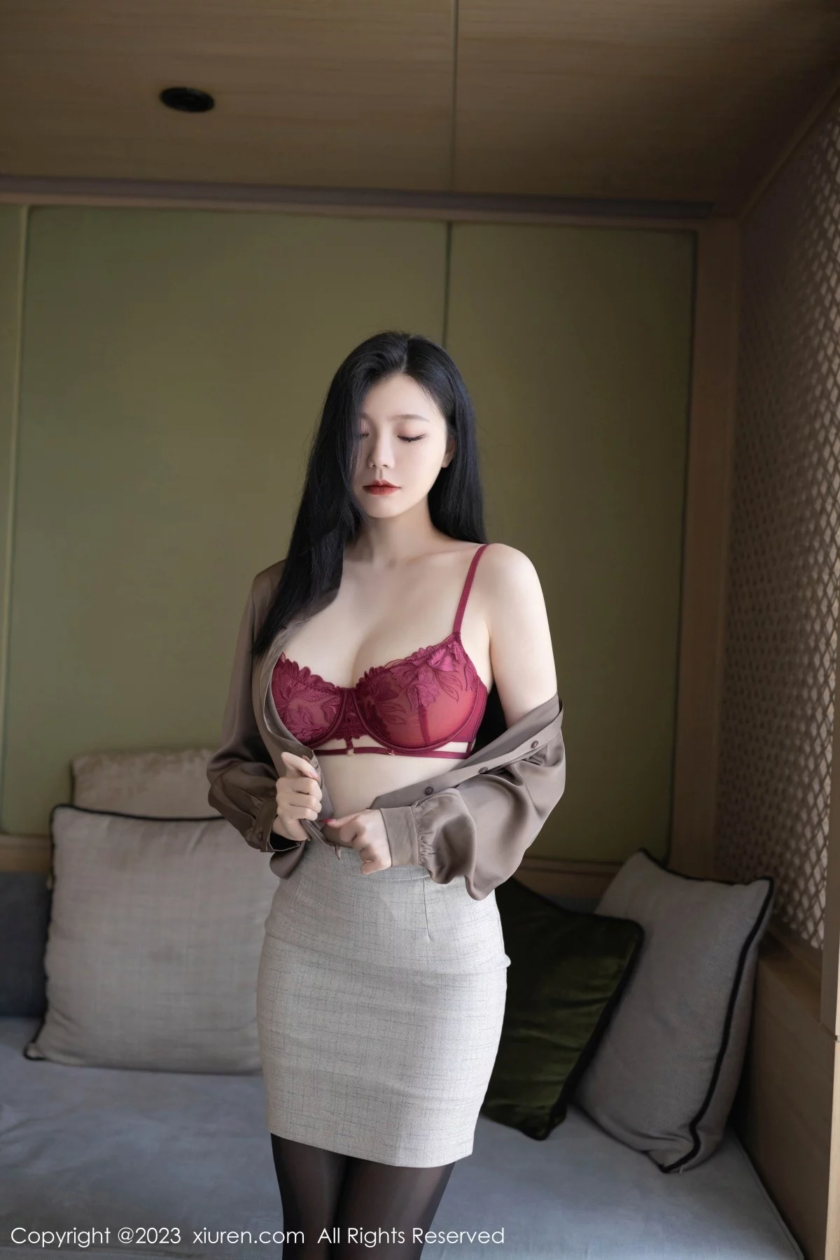 XiuRen第6951期_模特安然anran灰色职业Ol装露红色蕾丝内衣秀曼妙身姿诱惑写真79P
