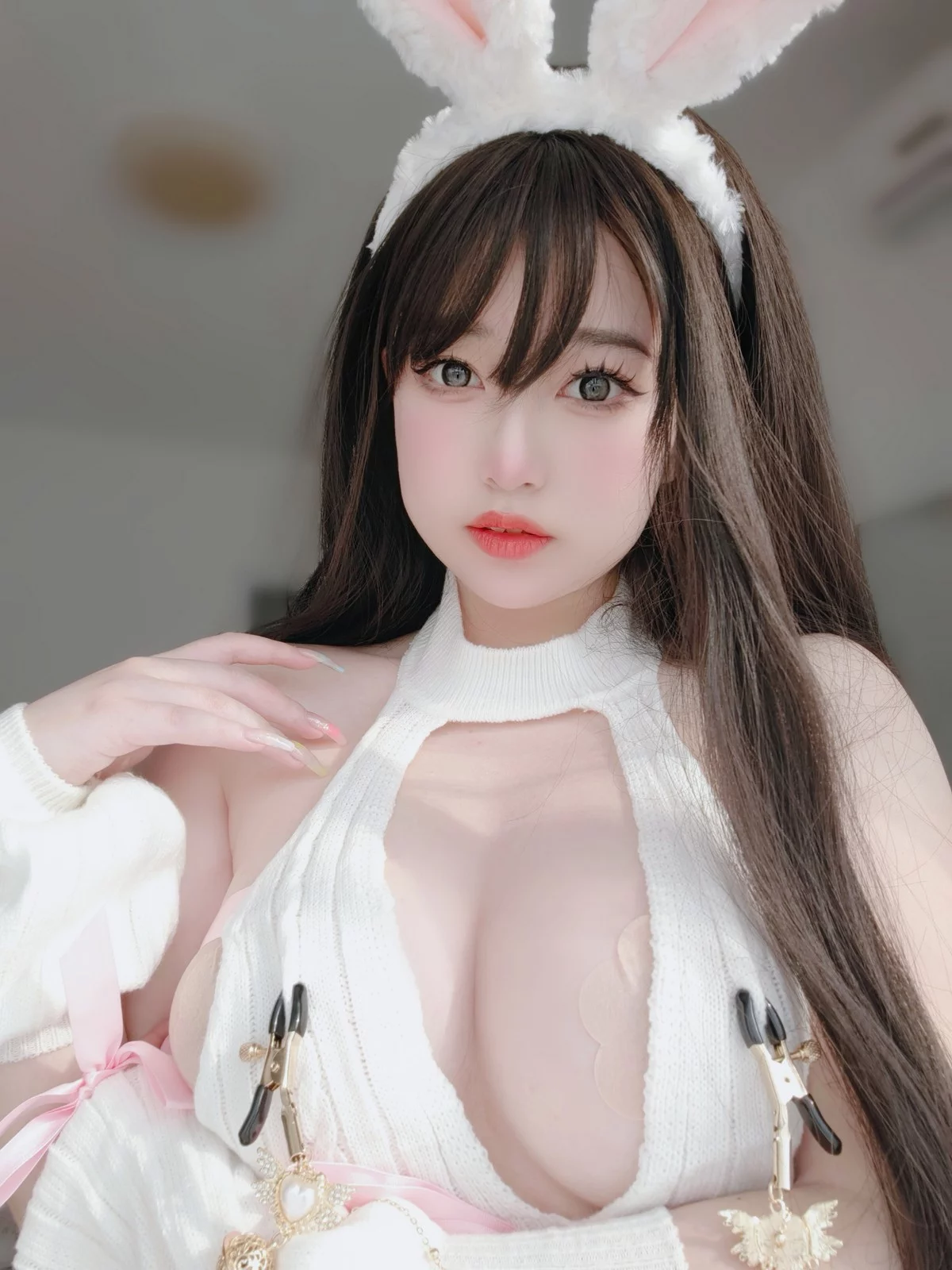 Coser妹子女主K白丝兔女郎主题性感白色情趣服饰配白丝吊袜秀完美身材诱惑写真102P