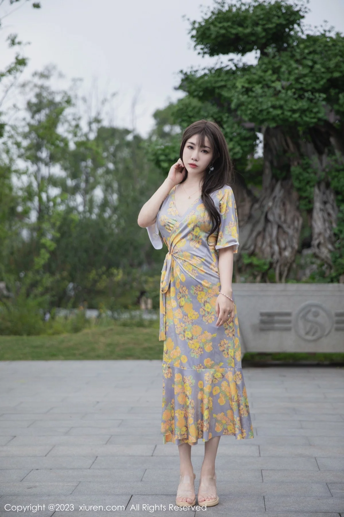 XiuRen第6949期_模特严利娅Yuliya性感黄灰色睡裙半撩秀翘臀美腿惹火诱惑写真84P