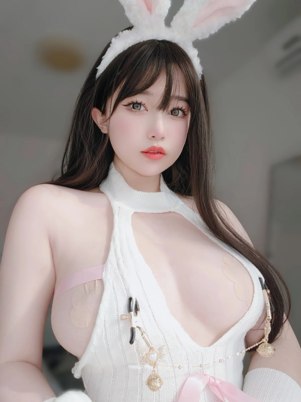 Coser妹子女主K白丝兔女郎主题性感白色情趣服饰配白丝吊袜秀完美身材诱惑写真102P