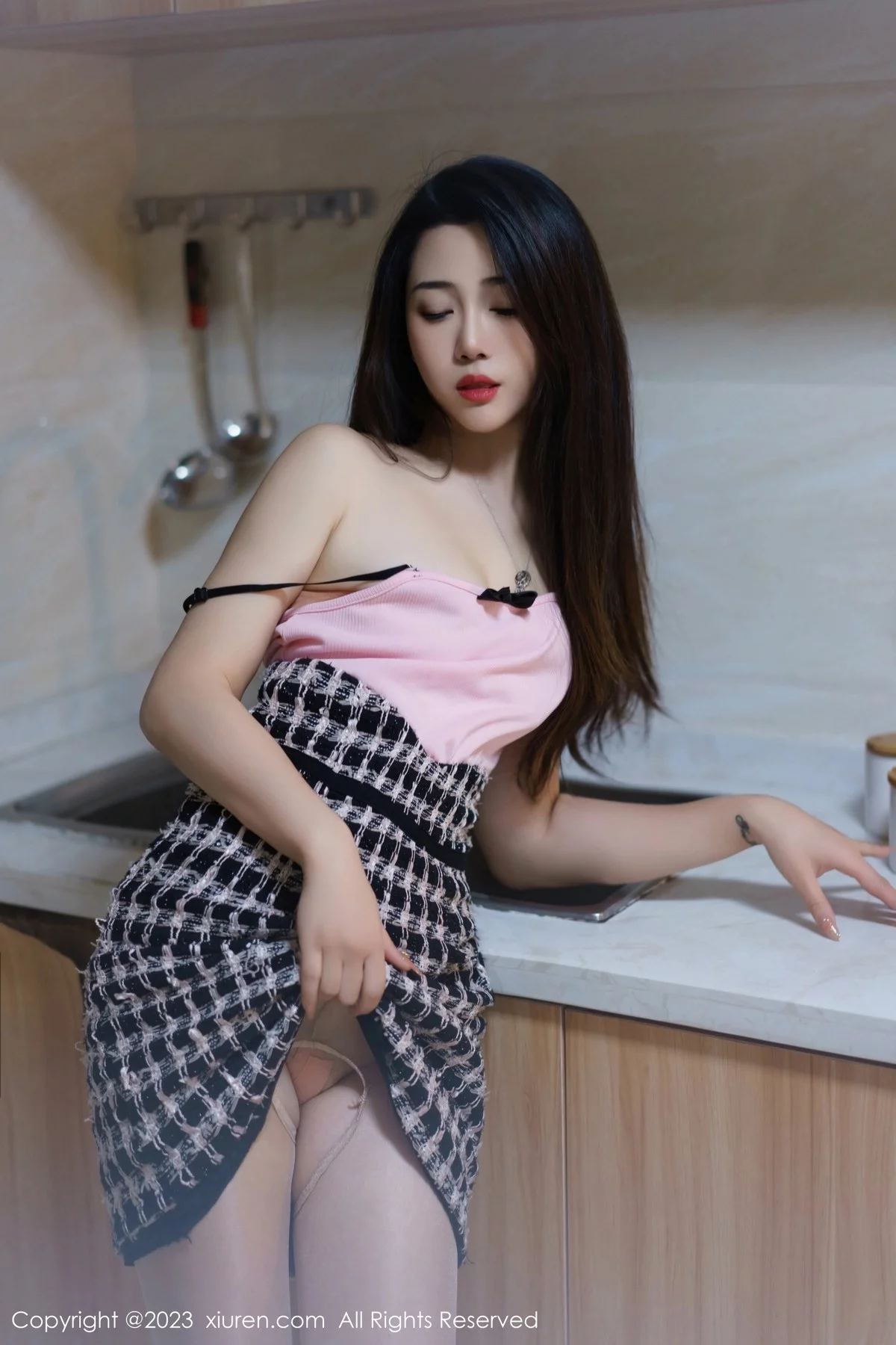 XiuRen第6799期_模特严利娅Yuliya粉色吊带短裙配原色丝袜秀婀娜身材诱惑写真67P
