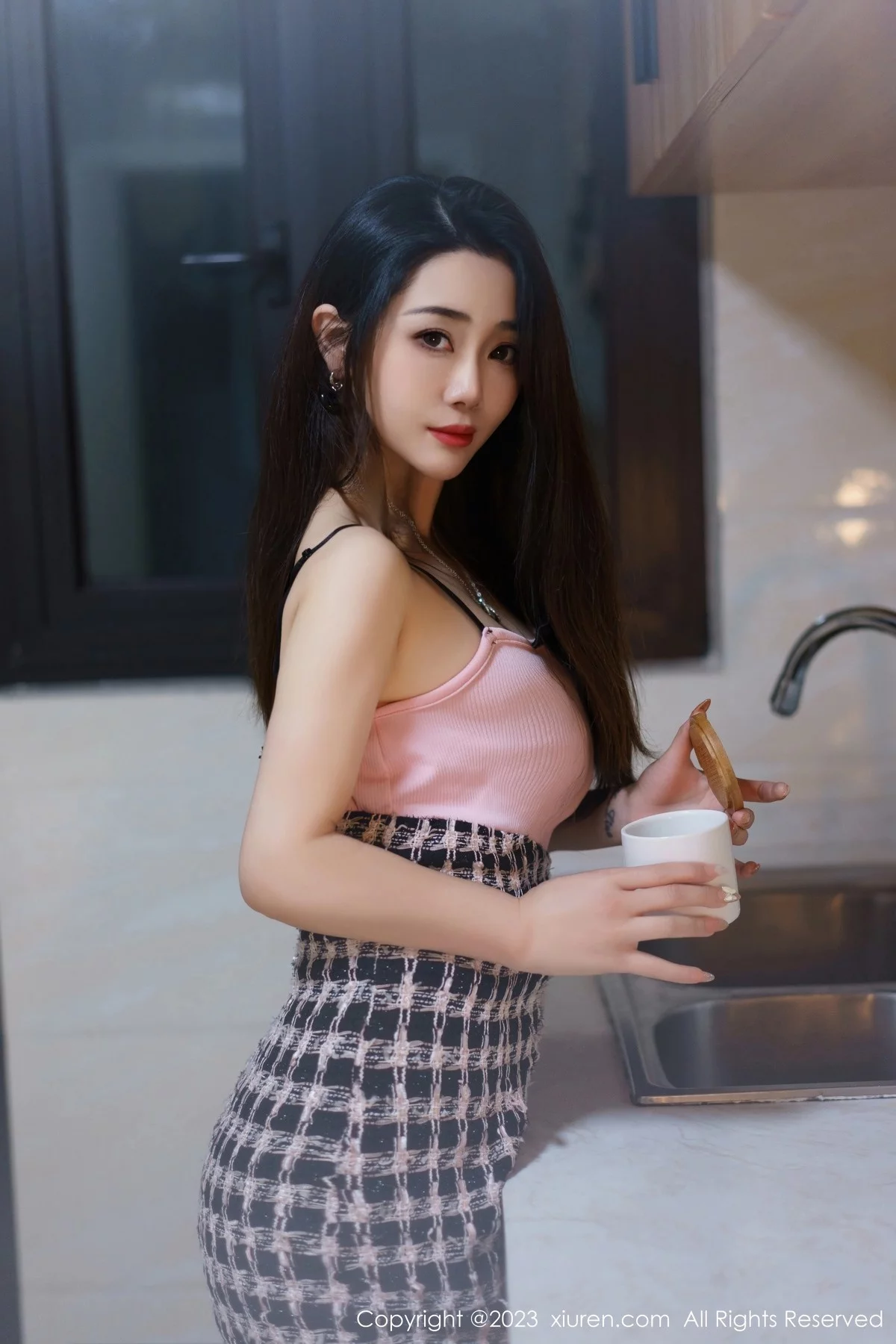 XiuRen第6799期_模特严利娅Yuliya粉色吊带短裙配原色丝袜秀婀娜身材诱惑写真67P