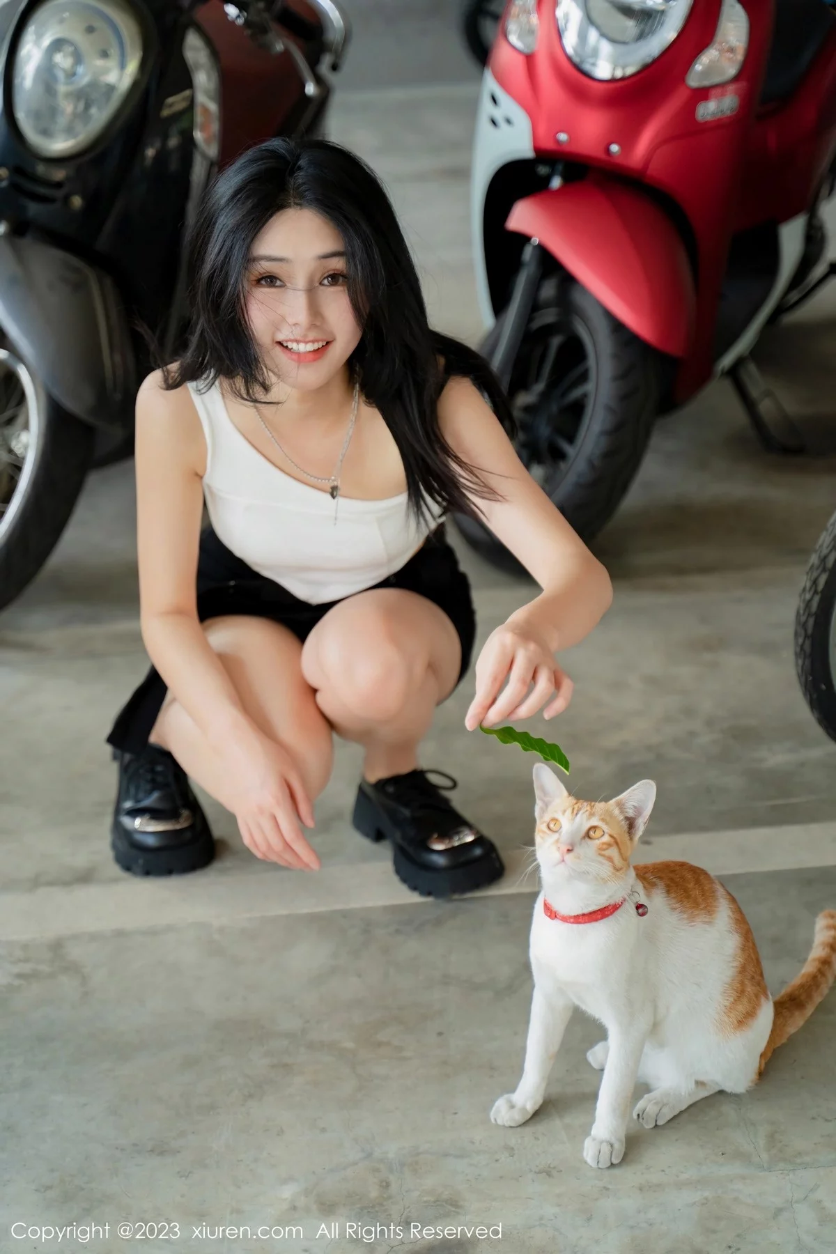 XiuRen第6798期_模特艾希儿户外性感白色上衣配黑短裤秀曼妙身姿清爽迷人写真62P