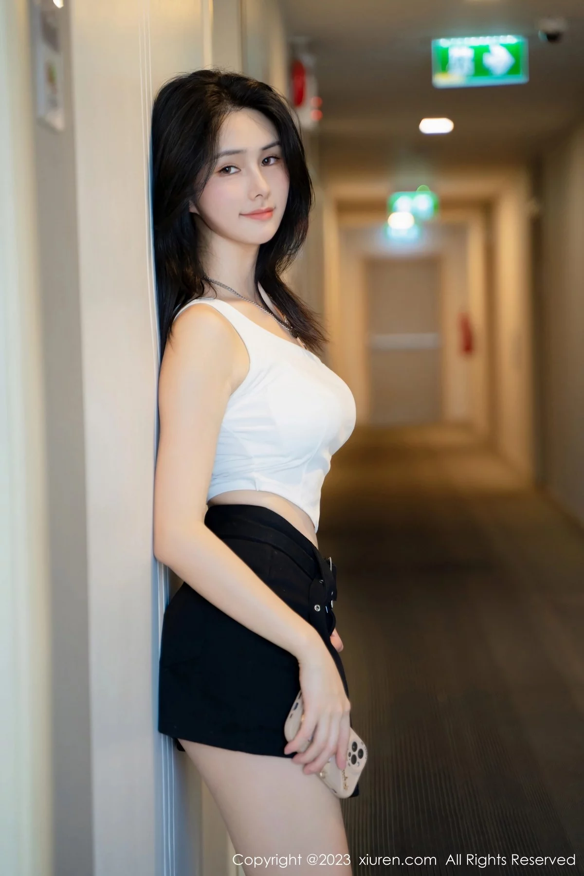 XiuRen第6798期_模特艾希儿户外性感白色上衣配黑短裤秀曼妙身姿清爽迷人写真62P