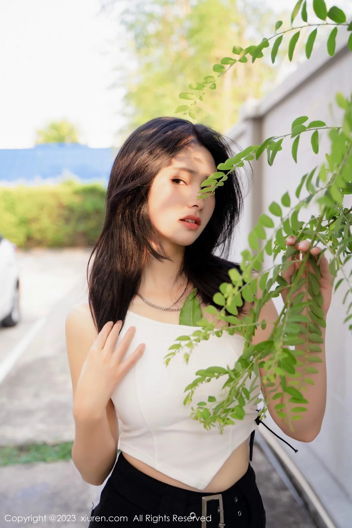 XiuRen第6798期_模特艾希儿户外性感白色上衣配黑短裤秀曼妙身姿清爽迷人写真62P