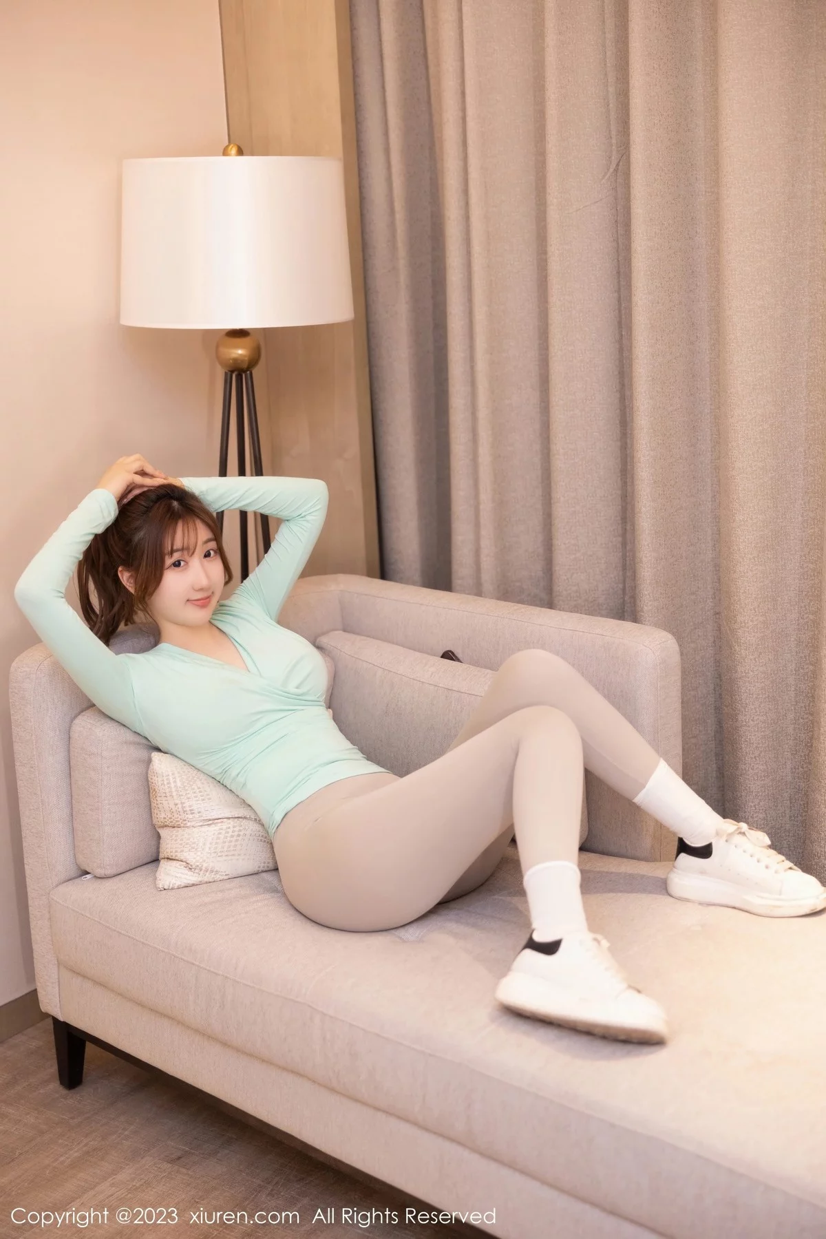 XiuRen第6801期_模特江真真健身场景浅蓝上衣配灰色瑜伽服秀丰腴身姿诱惑写真81P
