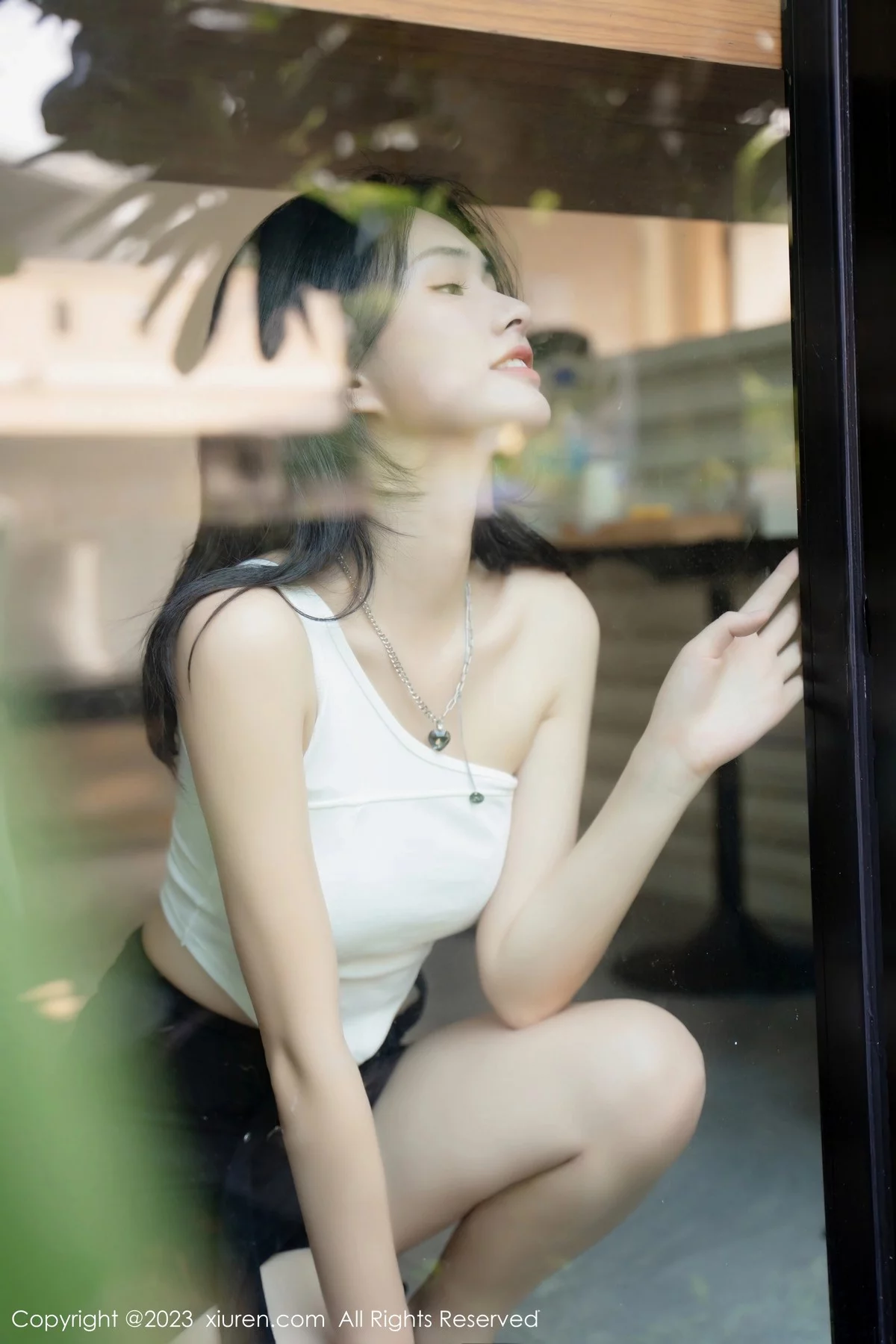 XiuRen第6798期_模特艾希儿户外性感白色上衣配黑短裤秀曼妙身姿清爽迷人写真62P