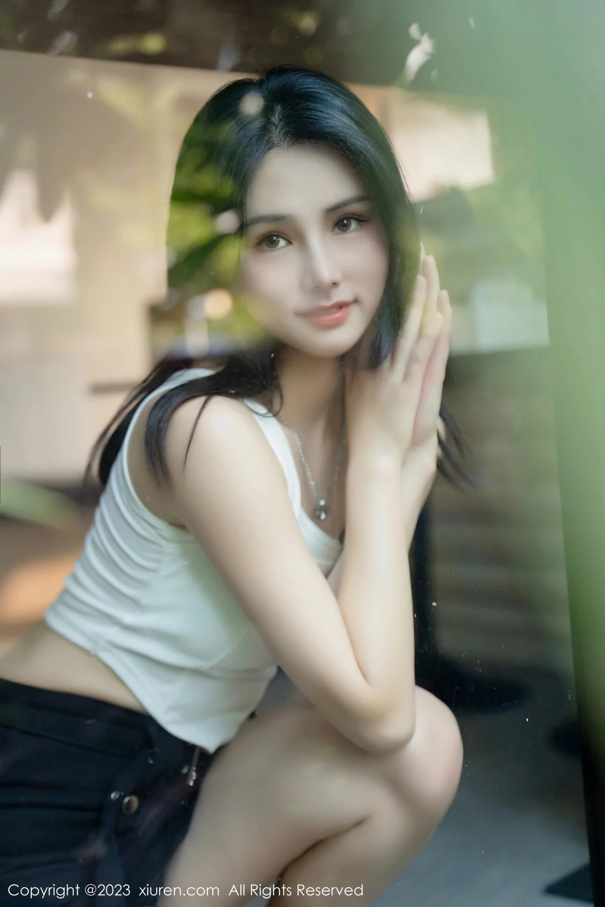 XiuRen第6798期_模特艾希儿户外性感白色上衣配黑短裤秀曼妙身姿清爽迷人写真62P