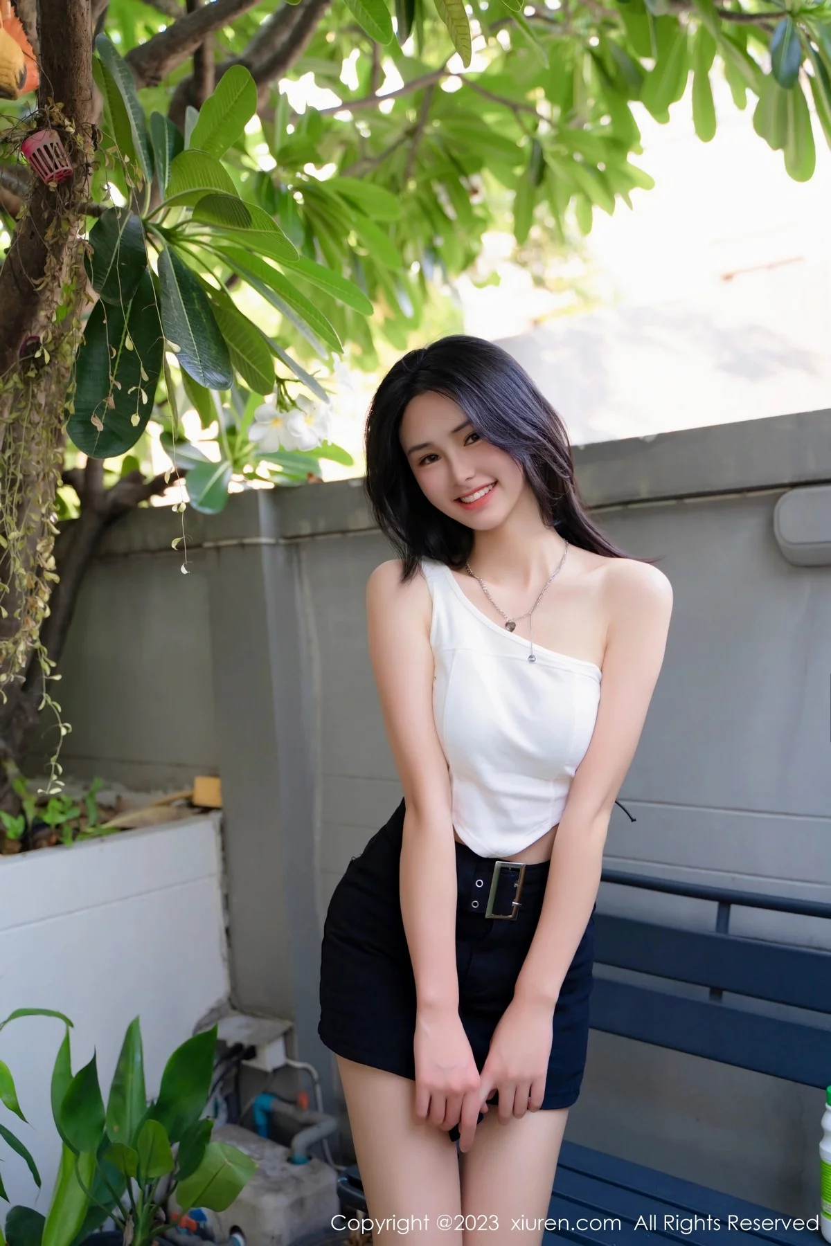 XiuRen第6798期_模特艾希儿户外性感白色上衣配黑短裤秀曼妙身姿清爽迷人写真62P