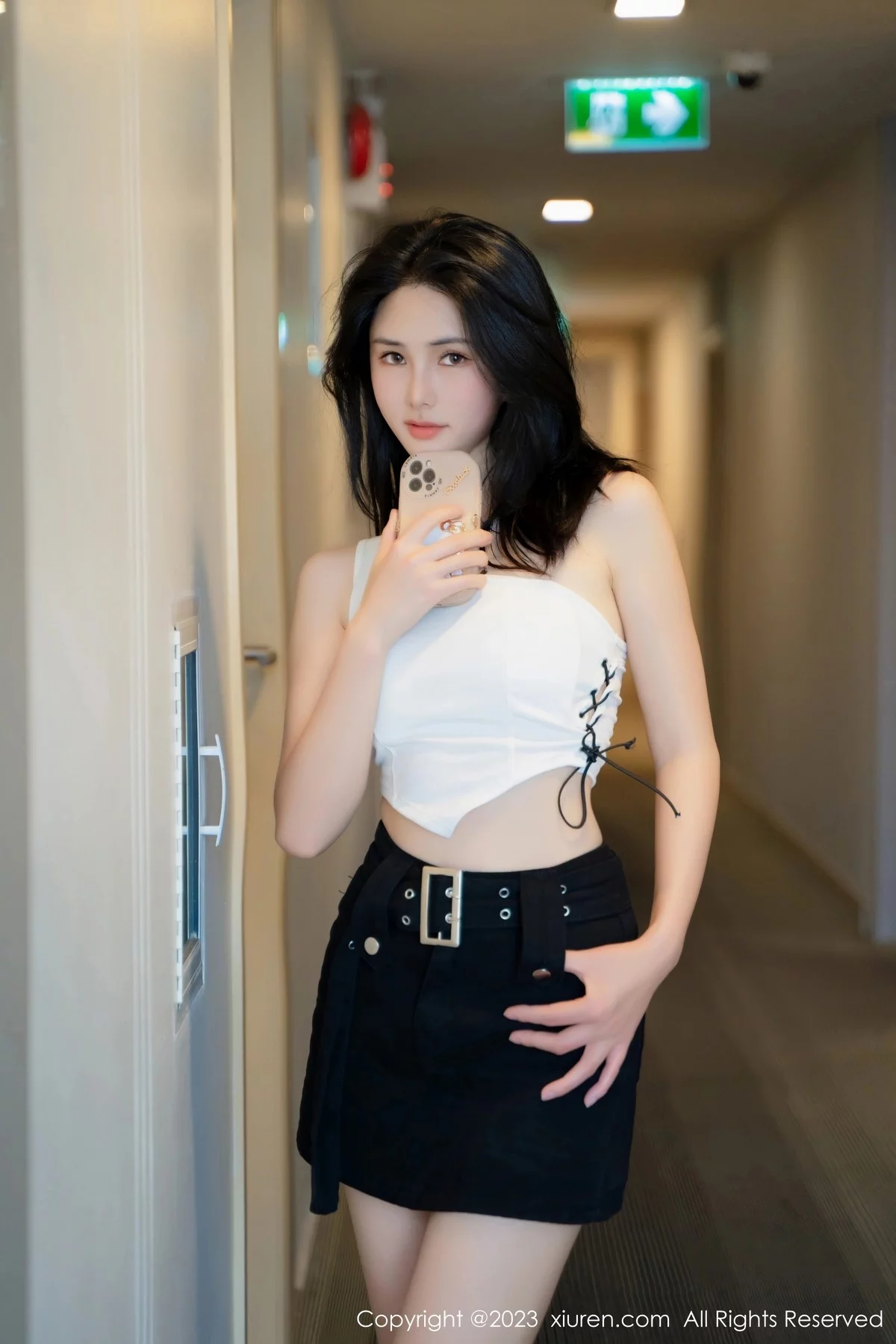 XiuRen第6798期_模特艾希儿户外性感白色上衣配黑短裤秀曼妙身姿清爽迷人写真62P