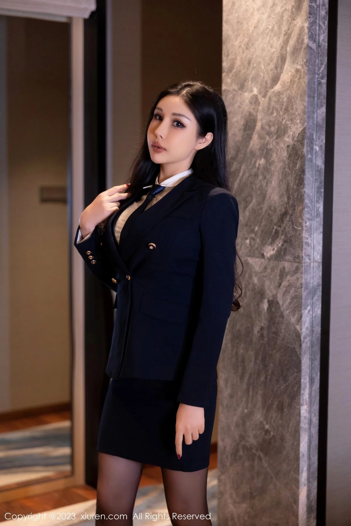 XiuRen第6797期_模特田冰冰脱蓝色Ol制服露墨绿色蕾丝内衣配开档黑丝魅惑写真75P