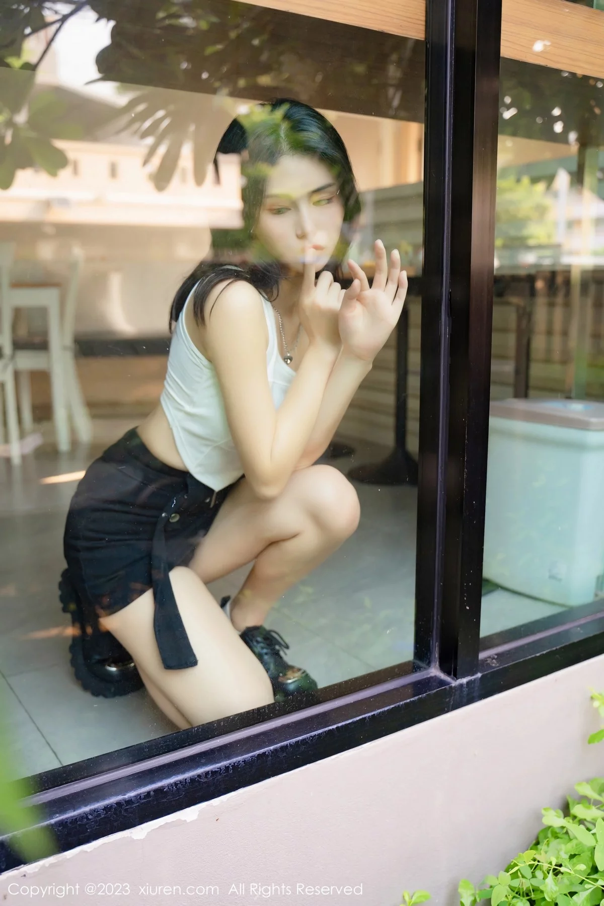 XiuRen第6798期_模特艾希儿户外性感白色上衣配黑短裤秀曼妙身姿清爽迷人写真62P
