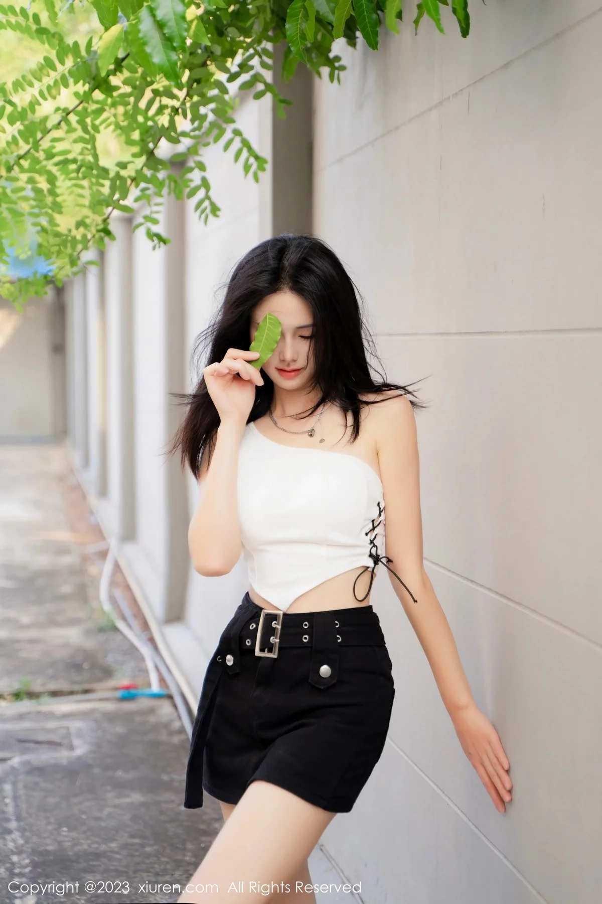 XiuRen第6798期_模特艾希儿户外性感白色上衣配黑短裤秀曼妙身姿清爽迷人写真62P