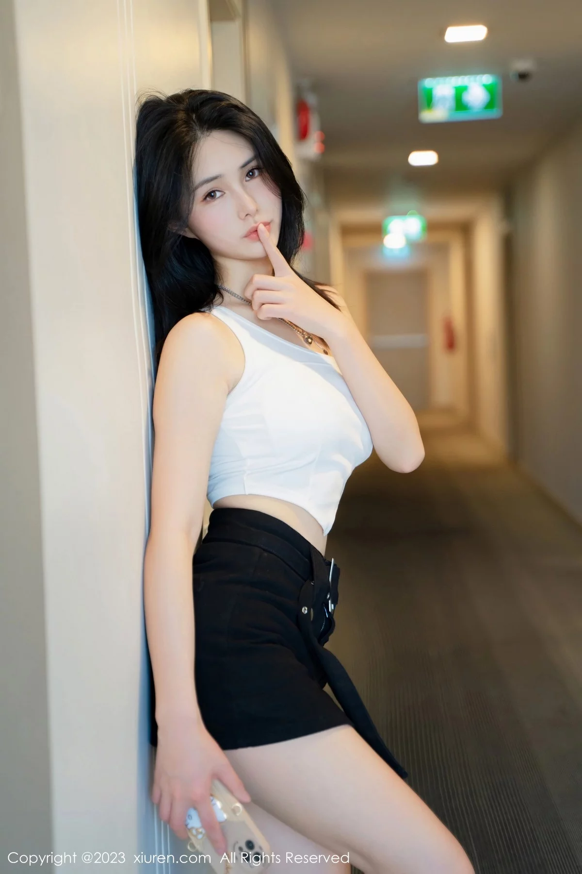 XiuRen第6798期_模特艾希儿户外性感白色上衣配黑短裤秀曼妙身姿清爽迷人写真62P