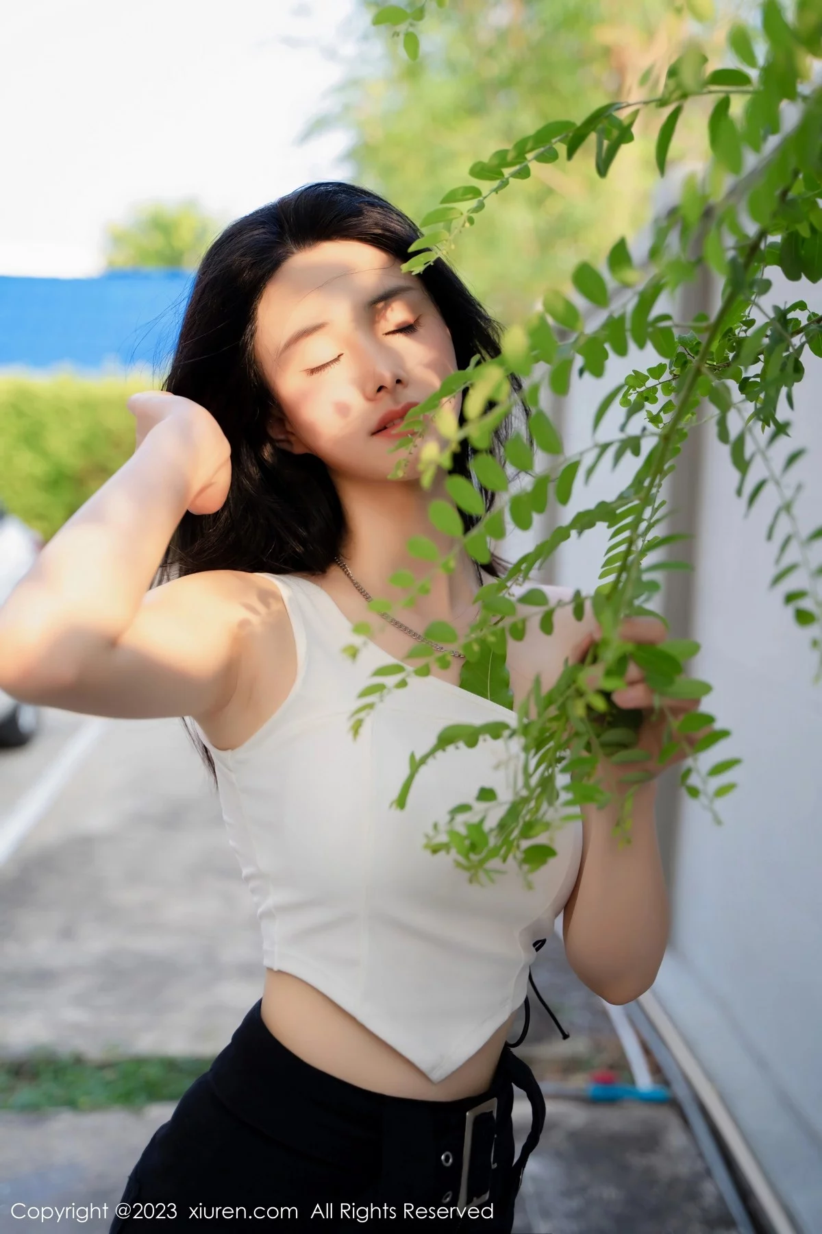 XiuRen第6798期_模特艾希儿户外性感白色上衣配黑短裤秀曼妙身姿清爽迷人写真62P
