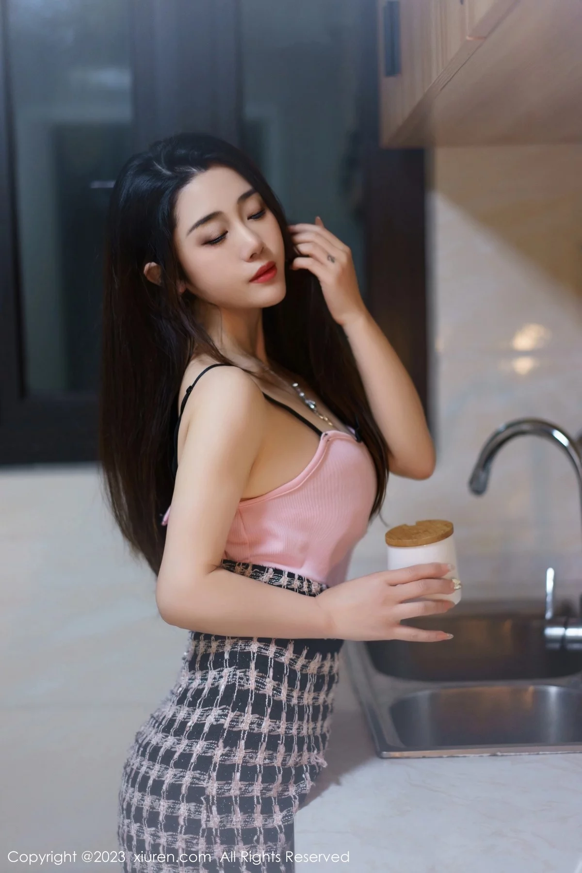 XiuRen第6799期_模特严利娅Yuliya粉色吊带短裙配原色丝袜秀婀娜身材诱惑写真67P