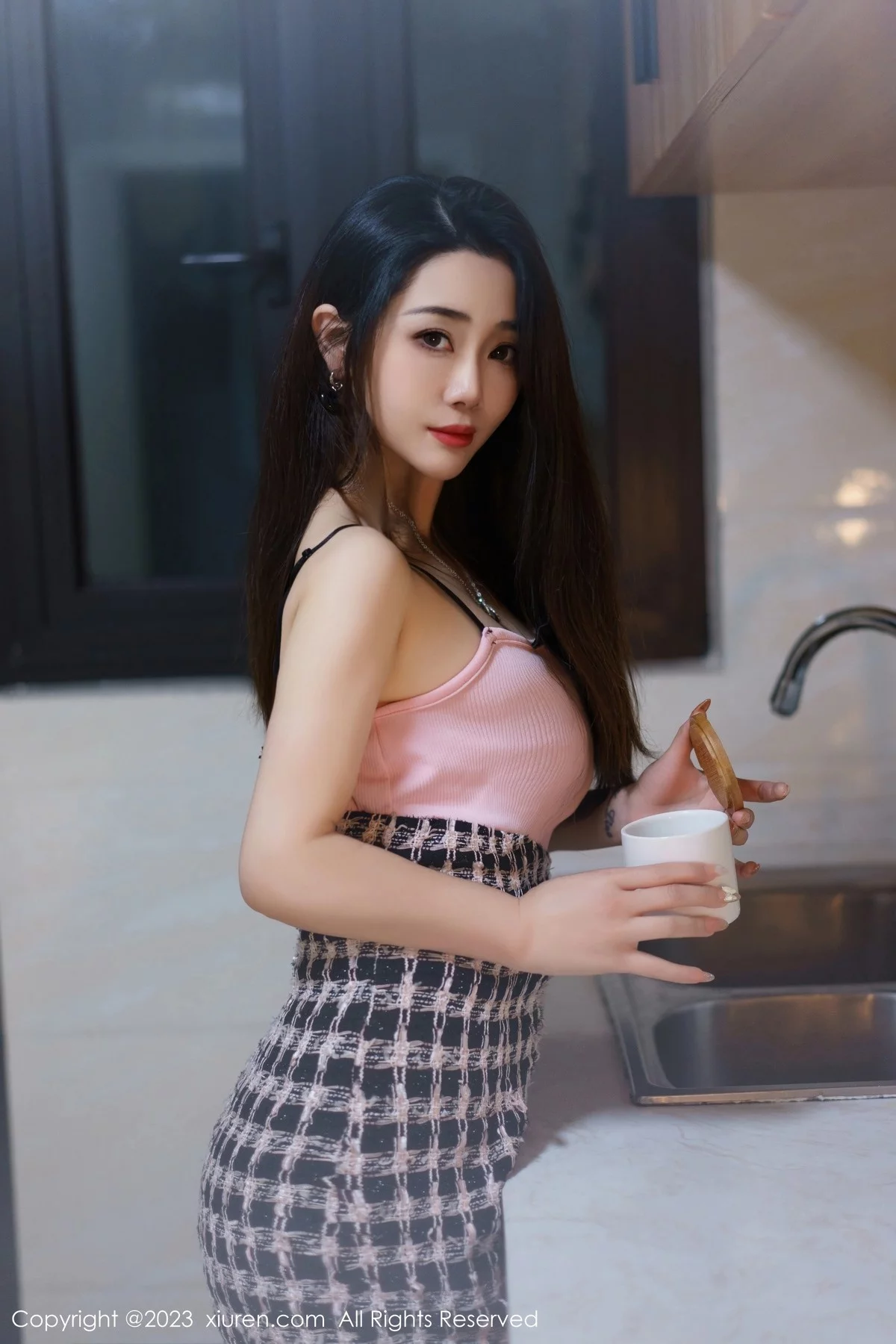 XiuRen第6799期_模特严利娅Yuliya粉色吊带短裙配原色丝袜秀婀娜身材诱惑写真67P
