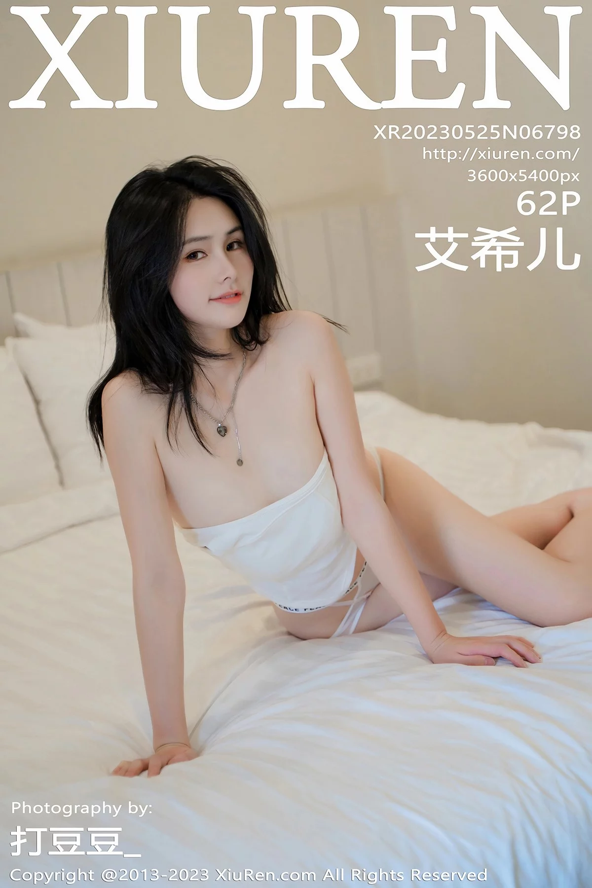 XiuRen第6798期_模特艾希儿户外性感白色上衣配黑短裤秀曼妙身姿清爽迷人写真62P