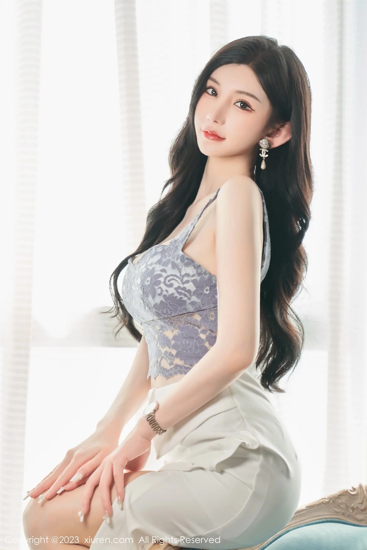 XiuRen第6811期_女神周于希Sally性感吊带短裙配超薄肉丝秀曼妙身姿诱惑写真100P