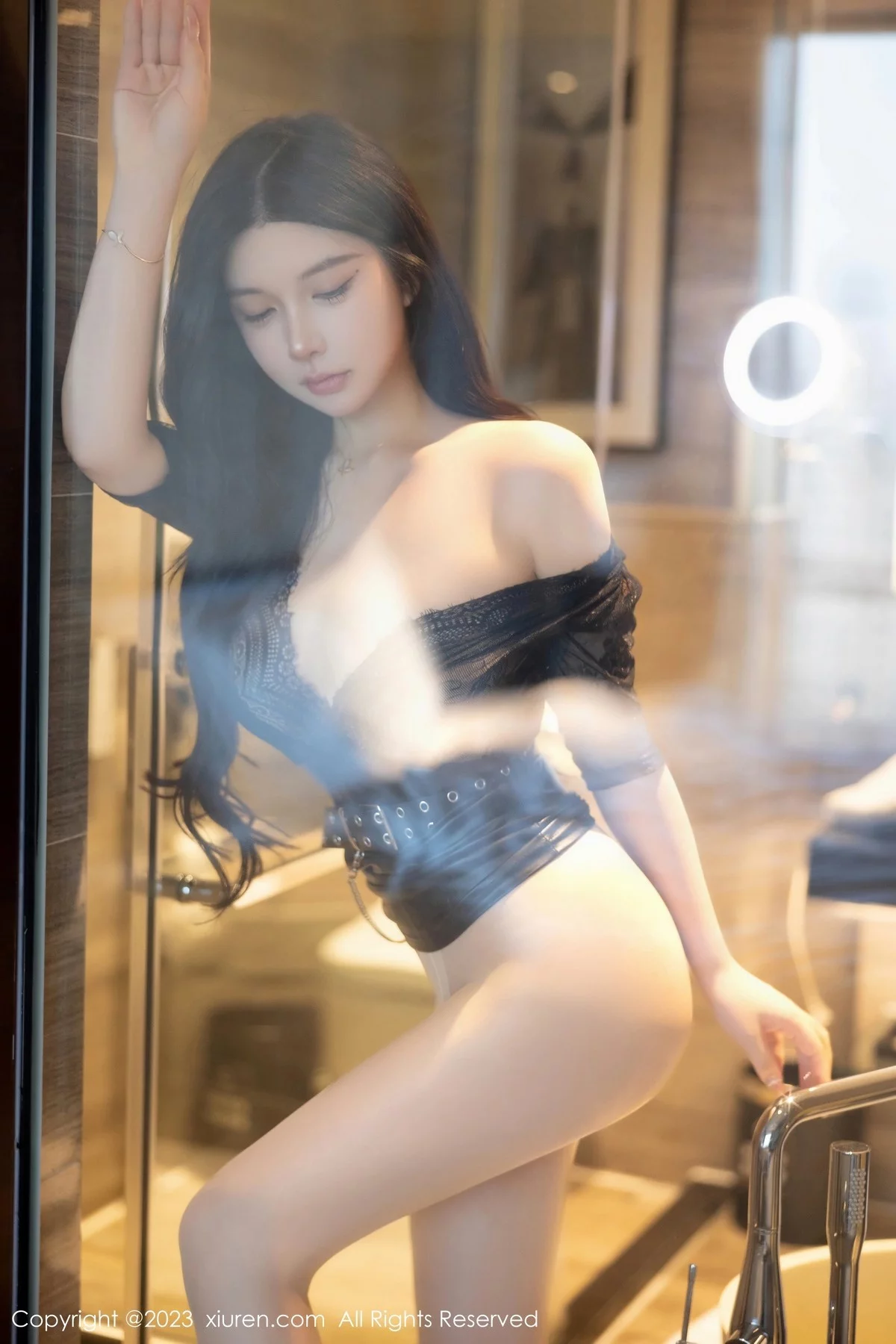 XiuRen第6810期_模特林珊珊性感黑色蕾丝连衣裙配原色丝袜秀丰腴身姿诱惑写真91P