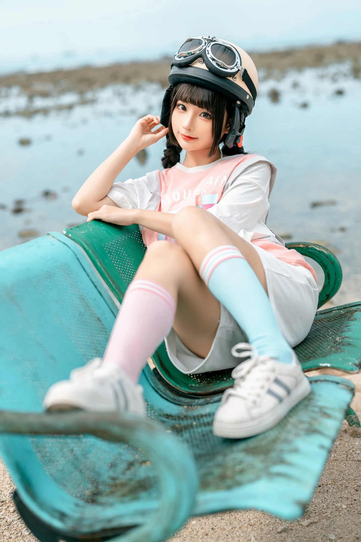 动漫博主蠢沫沫小电车主题海边沙滩性感运动服饰半脱秀惹火身材极致诱惑写真120P