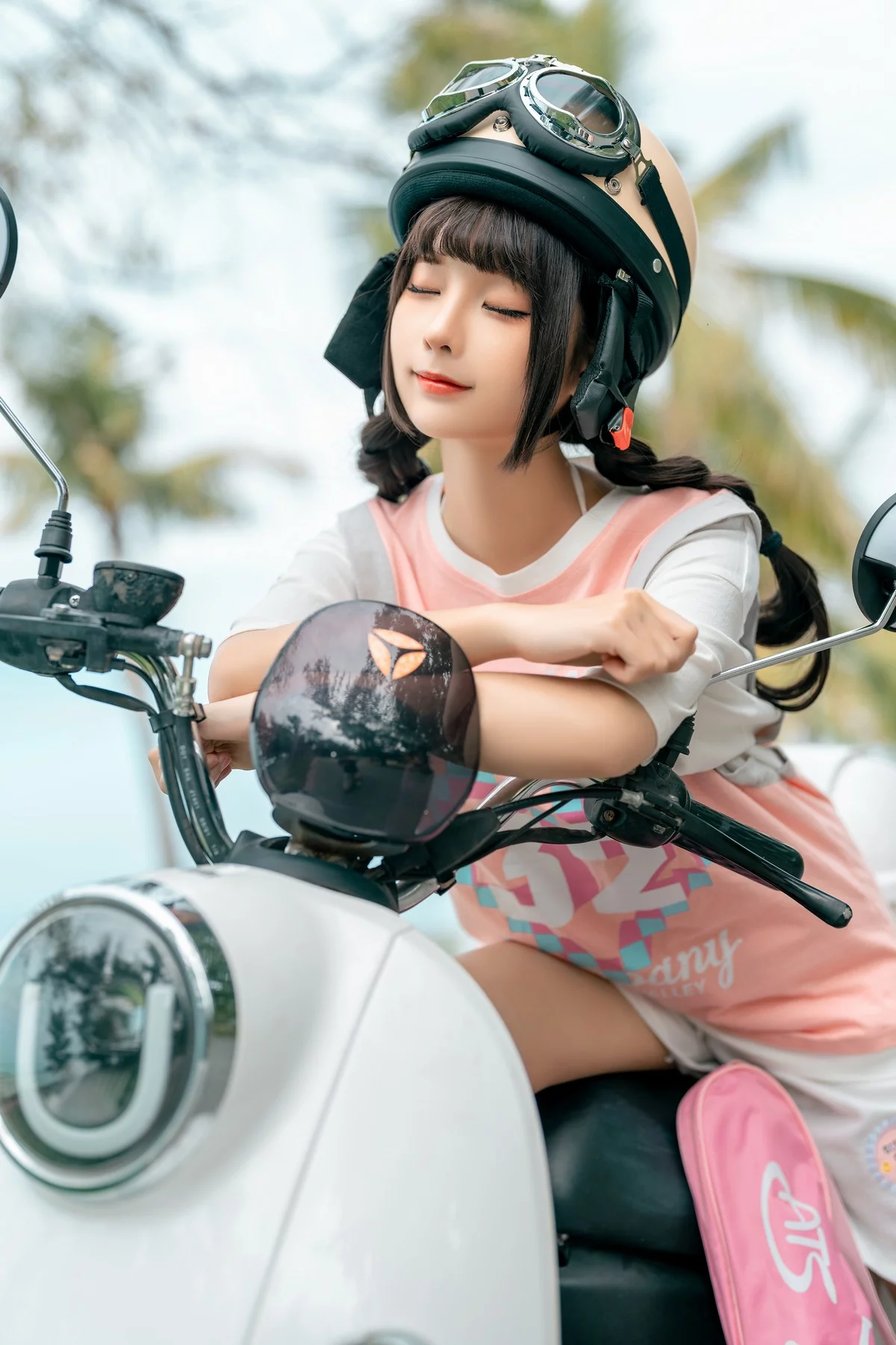 动漫博主蠢沫沫小电车主题海边沙滩性感运动服饰半脱秀惹火身材极致诱惑写真120P