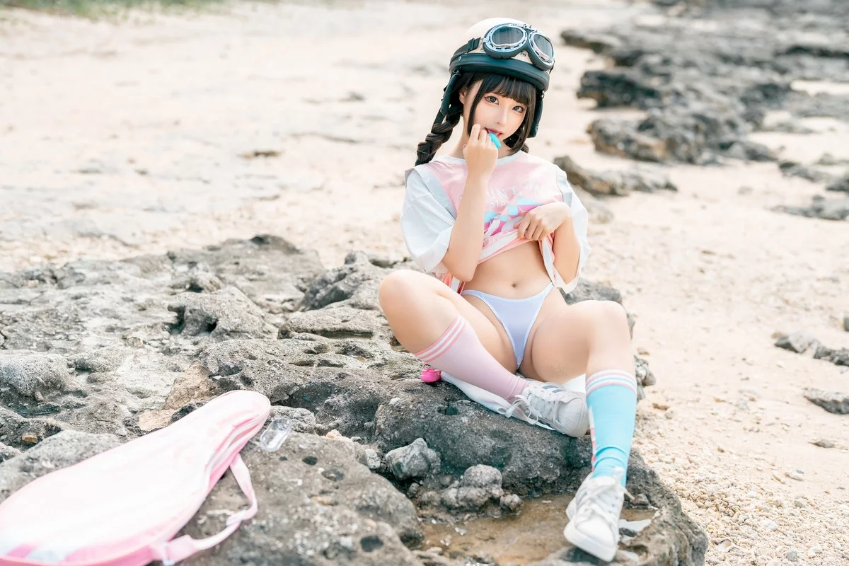 动漫博主蠢沫沫小电车主题海边沙滩性感运动服饰半脱秀惹火身材极致诱惑写真120P