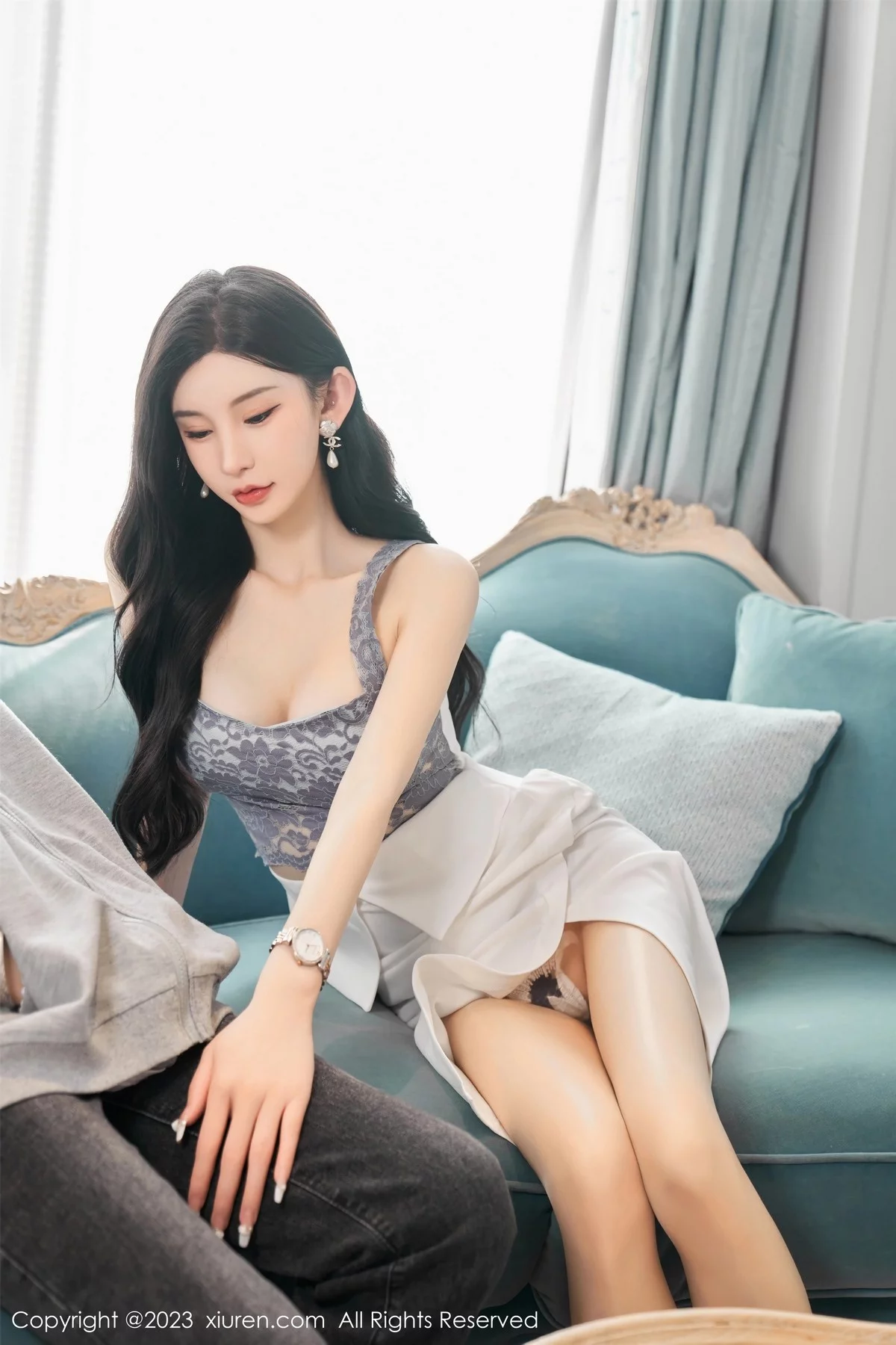XiuRen第6811期_女神周于希Sally性感吊带短裙配超薄肉丝秀曼妙身姿诱惑写真100P